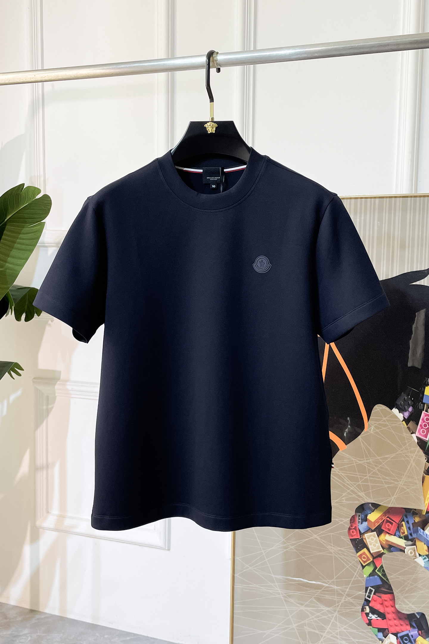 NO:528523,Banded - 2025ss autumn and winter half-sleeved knitted sweater series!  Casual business wear, essential for inner wear, selected top-split modal blend fabric, the fabric feels delicate, close-fitting and comfortable without thorning, the upper body style is good, warm, the counter logo design is very unique, male gods, don’t miss it!  Size M-3XL, Moncler,alexander wang19860909蒙口-2025ss秋冬半袖针织毛衫系列！休闲商务外穿 内搭必备款,精选上等-精纺莫代尔混纺面料,面料手感细腻,贴身舒适不扎肉,上身版型好 穿着保暖,专柜标志设计非常独特,男神们别错过！ 尺码 M-3XL,,Moncler,alexander wang,Men's clothing