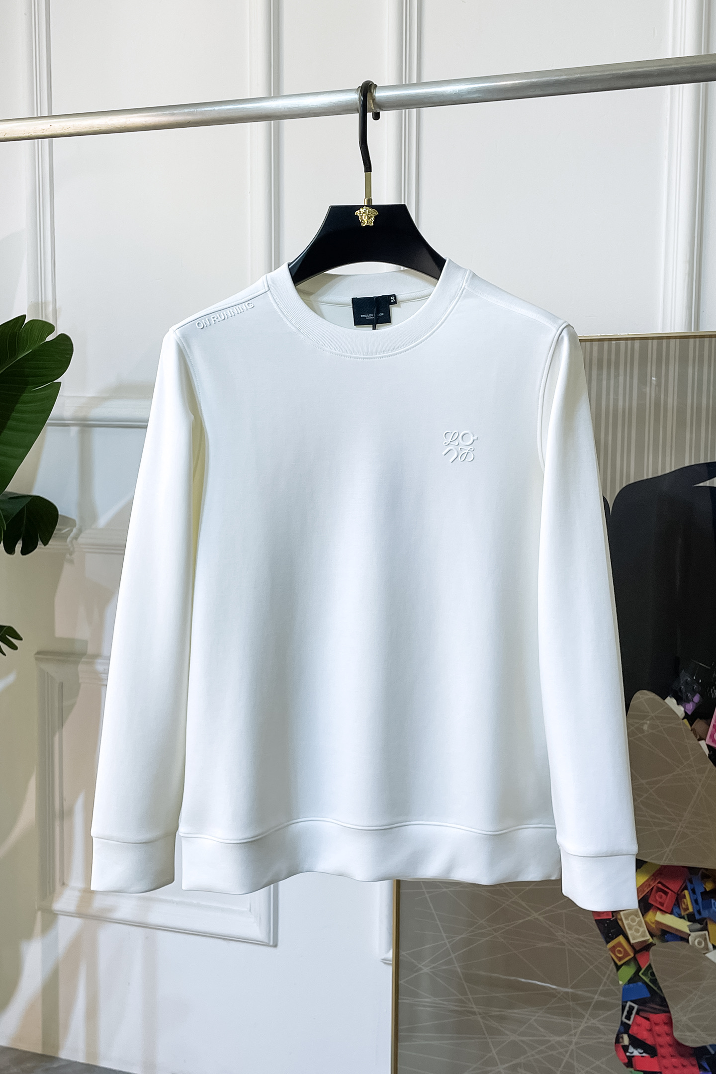 NO:528513,Luo Yiwei - 2025ss autumn new model, the highest version of fashionable pullover sweatshirt, a must-have classic work every year. It is favored and praised by major stars. It is selected high-end European cotton blend fabrics, heavy craftsmanship production, original hardware and auxiliary materials logo design, soft and smooth, and dense texture!  Fashionable and stylish upper body!  One of the impeccable must-choose styles for autumn!  M-3XL, loewe, hoodie, sweatshirts, alexander wang19860909罗意威 - 2025ss秋季大爆新款,最高版本时尚套头卫衣、每年必出的经典之作.受各大明星的青睐推崇,精选高端欧棉混纺面料,重工艺制作,原版五金辅料logo设计,柔软顺滑,质地密实！上身时尚有型！秋季无可挑剔必选款式之一！M-3XL,,loewe,hoodie,sweatshirts,alexander wang,Men's clothing