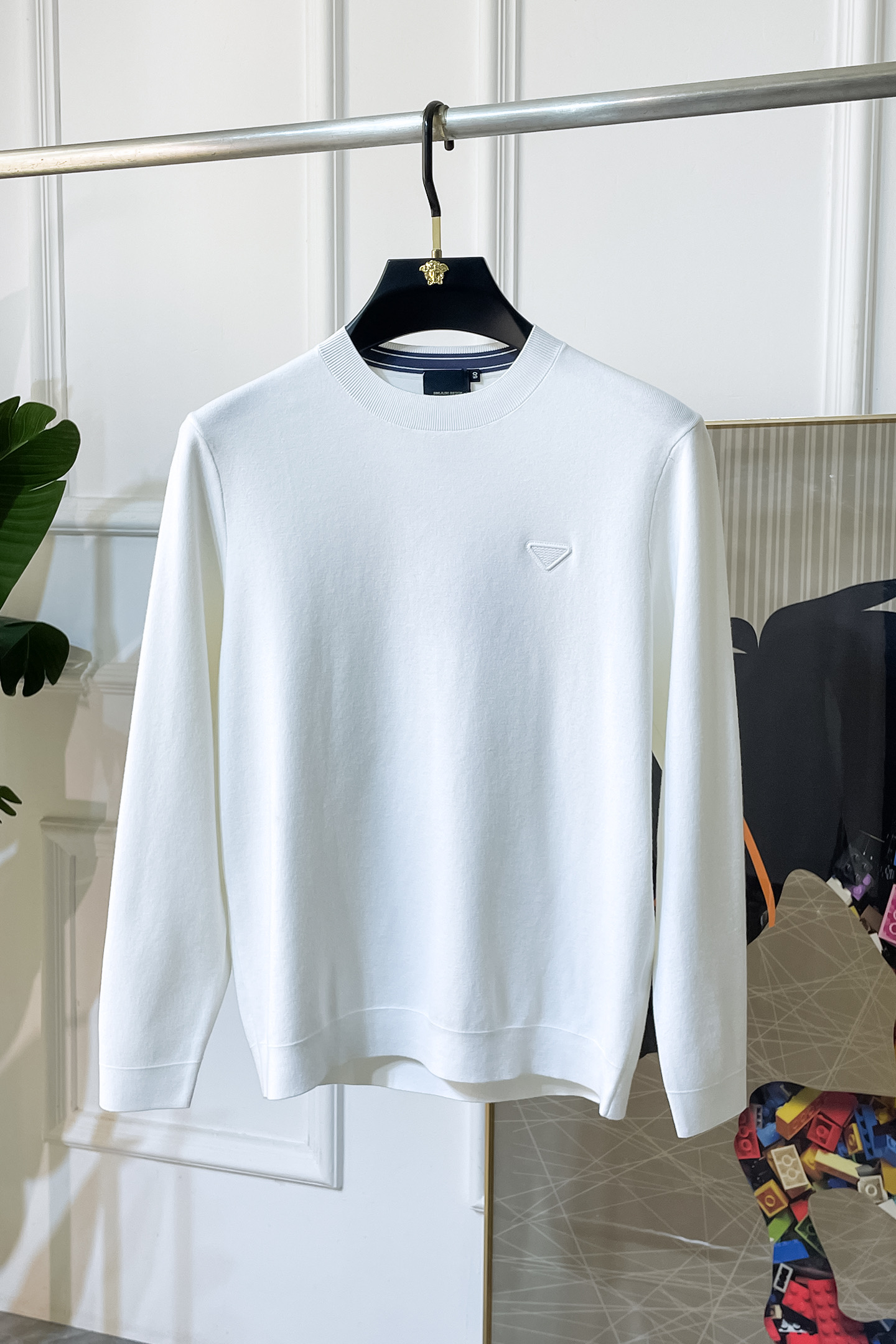 NO:528487,Prada - 2025ss autumn and winter counter hits a big knitted sweater, casual and fashionable outside, essential for inner wear, customized imported wool blend fabric, delicate fabric feels, close-fitting and comfortable without rigging, good upper body style, warm, the counter logo design is very unique, original quality and craftsmanship is absolutely the highest version in the market, the top original version is super-skinned, soft and crisp, not easy to deform. The lock edge sewing plates are very rigorous and exquisite, absolutely first-line OEM requirements!  Don't miss it, male gods!  Size M-3XL, prada,alexander wang19860909普拉达 - 2025ss秋冬专柜大爆款针织毛衫,休闲时尚外穿 内搭必备款,定制进口羊毛混纺面料,面料手感细腻,贴身舒适不扎肉,上身版型好 穿着保暖,专柜标志设计非常独特,原版品质与工艺 绝对市场最高版本 顶级原版穿着超赞 柔顺挺括,不易变形.锁边缝盘都非常严谨考究 绝对一线代工要求！男神们别错过！ 尺码 M-3XL,,prada,alexander wang,Men's clothing