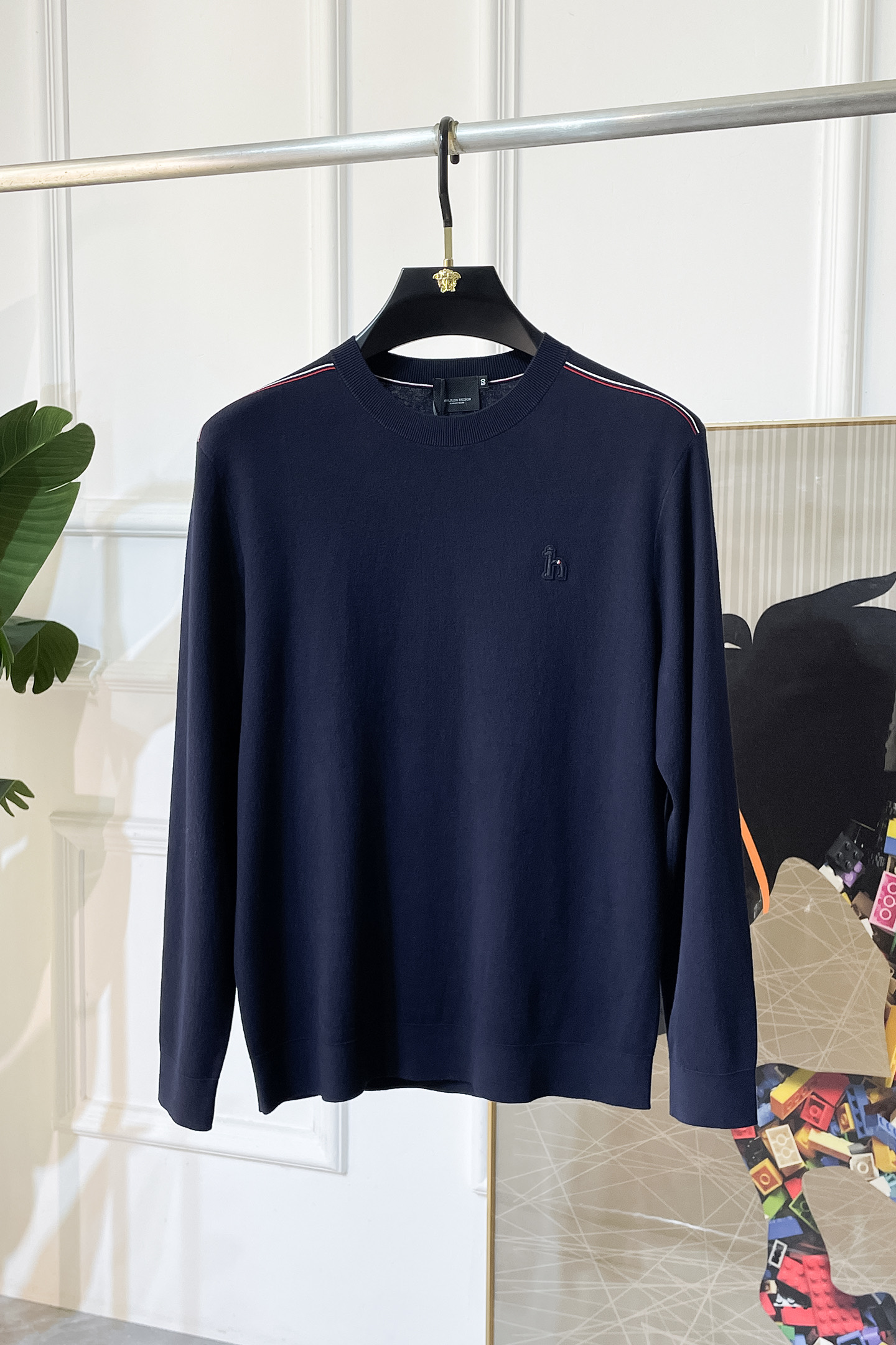 NO:528519,Hermas - 2025ss autumn and winter counter has a big hit knitted sweater, casual and fashionable outside, essential for inner wear, customized imported wool blend fabric, delicate fabric, close-fitting and comfortable without thorn, good upper body style, warm, the counter logo design is very unique, original quality and craftsmanship is absolutely the highest version in the market, the top original version is super-skinned, soft and crisp, not easy to deform. The lock edge sewing plates are very rigorous and exquisite, absolutely first-line OEM requirements!  Don't miss it, male gods!  Size M-3XL, hermes,alexander wang19860909爱玛仕 - 2025ss秋冬专柜大爆款针织毛衫,休闲时尚外穿 内搭必备款,定制进口羊毛混纺面料,面料手感细腻,贴身舒适不扎肉,上身版型好 穿着保暖,专柜标志设计非常独特,原版品质与工艺 绝对市场最高版本 顶级原版穿着超赞 柔顺挺括,不易变形.锁边缝盘都非常严谨考究 绝对一线代工要求！男神们别错过！ 尺码 M-3XL,,hermes,alexander wang,Men's clothing