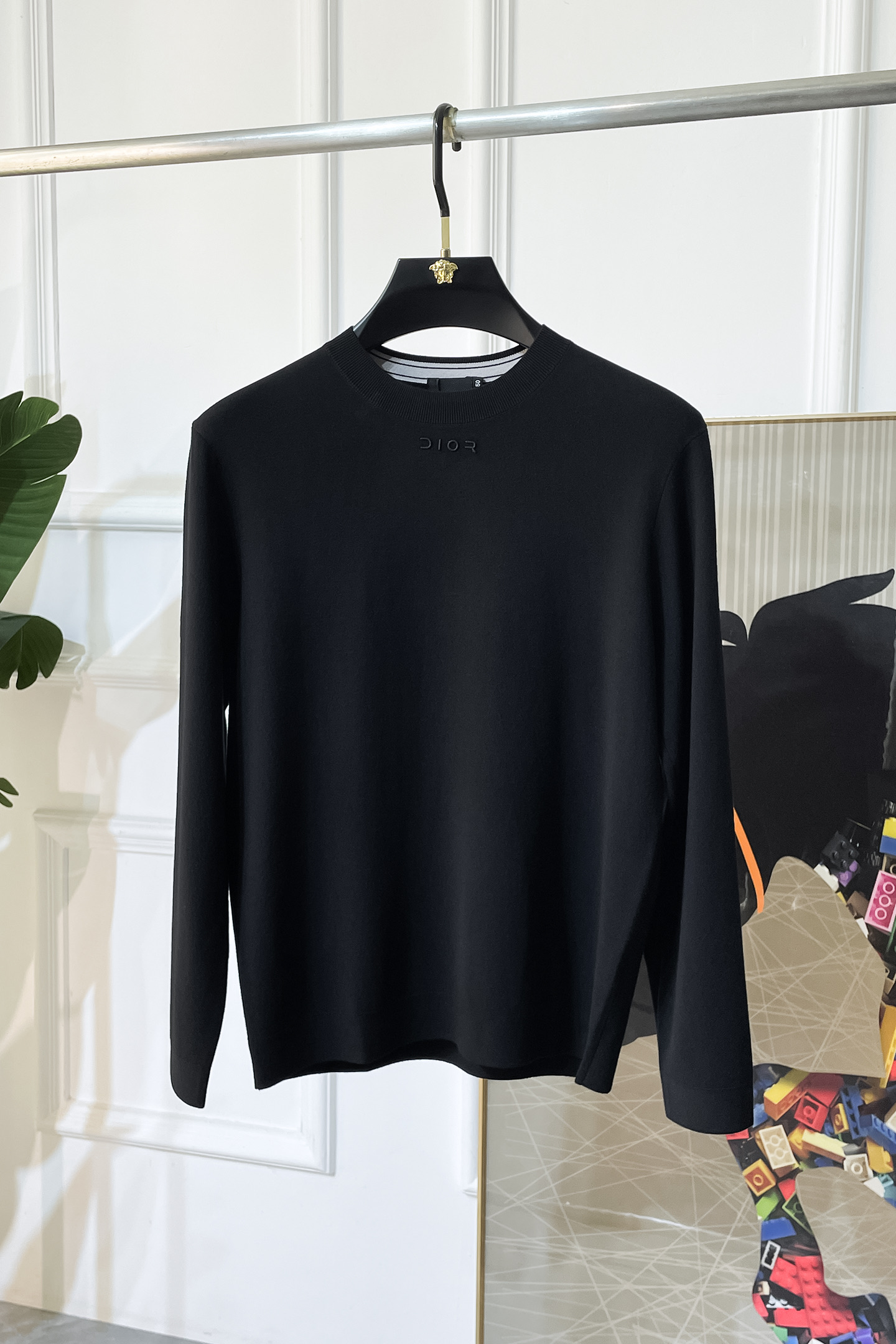 NO:528490,Dior- 2025ss autumn and winter counter has a big hit knitted sweater, casual and fashionable outside, essential for inner wear, customized imported wool blend fabric, delicate fabric, close-fitting and comfortable without rigging, good upper body style, warm, the counter logo design is very unique, original quality and craftsmanship is absolutely the highest version in the market, the top original version is super-skinned, soft and crisp, not easy to deform. The lock edge sewing plates are very rigorous and exquisite, absolutely first-line OEM requirements!  Don't miss it, male gods!  Size M-3XL,dior,alexander wang19860909迪奥- 2025ss秋冬专柜大爆款针织毛衫,休闲时尚外穿 内搭必备款,定制进口羊毛混纺面料,面料手感细腻,贴身舒适不扎肉,上身版型好 穿着保暖,专柜标志设计非常独特,原版品质与工艺 绝对市场最高版本 顶级原版穿着超赞 柔顺挺括,不易变形.锁边缝盘都非常严谨考究 绝对一线代工要求！男神们别错过！ 尺码 M-3XL,,dior,alexander wang,Men's clothing