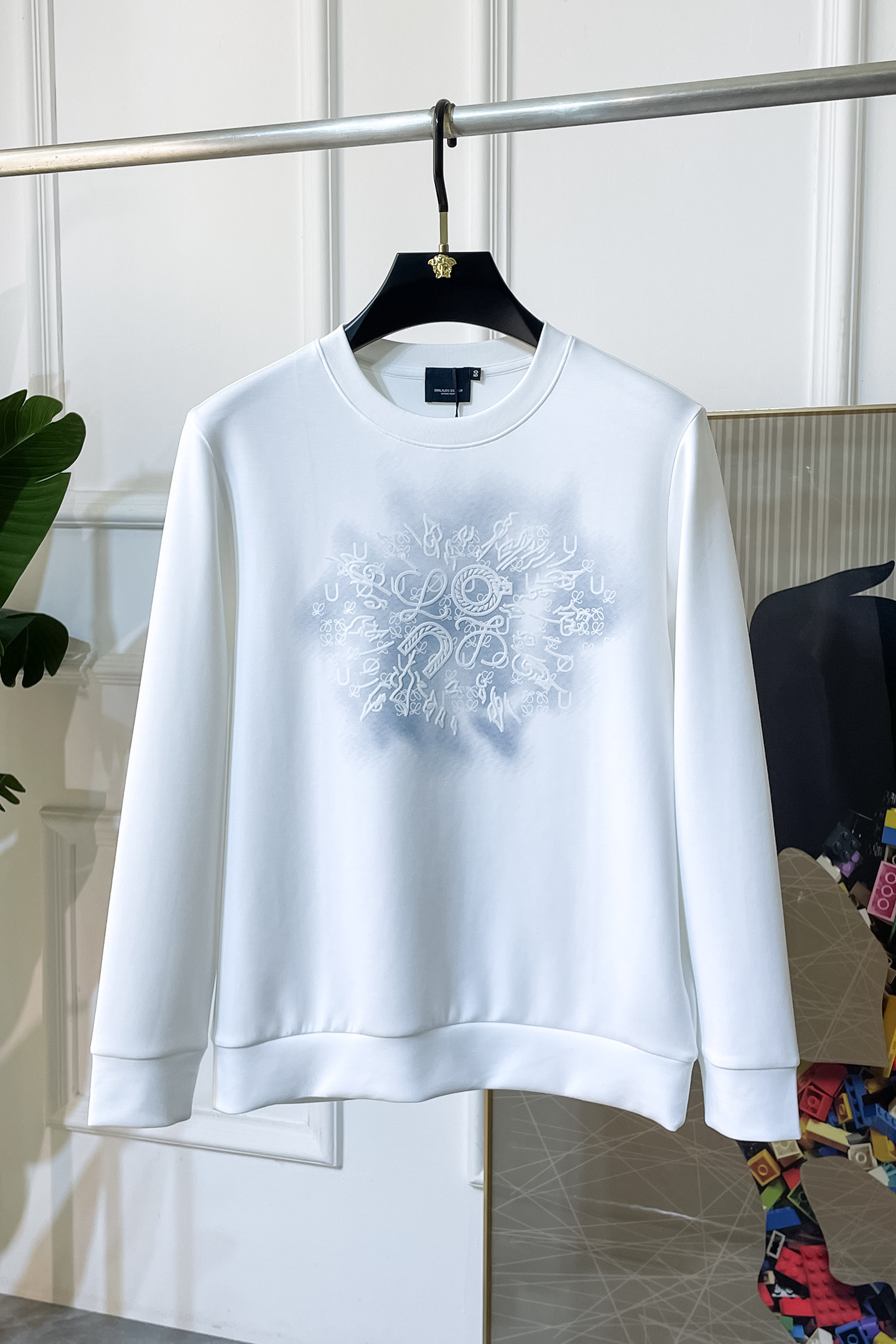 NO:523162,Luo Yiwei - 2025ss autumn new model, the highest version of fashionable pullover sweatshirt, a must-have classic work every year. It is favored and praised by major stars. It is selected high-end European cotton blend fabrics, heavy craftsmanship production, original hardware and auxiliary materials logo design, soft and smooth, and dense texture!  Fashionable and stylish upper body!  One of the impeccable must-choose styles for autumn!  M-3XL, loewe, hoodie, sweatshirts, alexander wang19860909罗意威 - 2025ss秋季大爆新款,最高版本时尚套头卫衣、每年必出的经典之作.受各大明星的青睐推崇,精选高端欧棉混纺面料,重工艺制作,原版五金辅料logo设计,柔软顺滑,质地密实！上身时尚有型！秋季无可挑剔必选款式之一！M-3XL,,loewe,hoodie,sweatshirts,alexander wang,Men's clothing