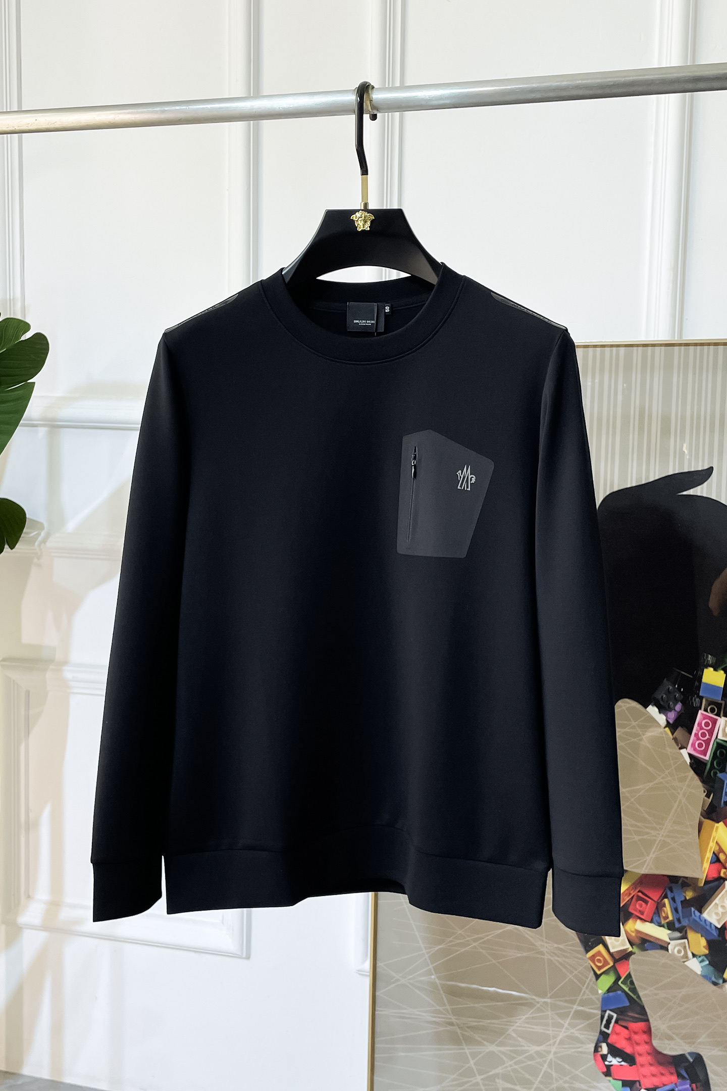 NO:523165,The 2025ss autumn new style, the highest version of the fashionable pullover sweater, a must-have classic work every year. It is favored and praised by major stars. It is selected with high-end European cotton blend fabrics, heavy craftsmanship production, original hardware and auxiliary material logo design, soft and smooth, and dense texture!  Fashionable and stylish upper body!  One of the impeccable must-choose styles for autumn!  M-3XL, Moncler, hoodie, sweatshirts, alexander wang19860909蒙口 - 2025ss秋季大爆新款,最高版本时尚套头卫衣、每年必出的经典之作.受各大明星的青睐推崇,精选高端欧棉混纺面料,重工艺制作,原版五金辅料logo设计,柔软顺滑,质地密实！上身时尚有型！秋季无可挑剔必选款式之一！M-3XL,,Moncler,hoodie,sweatshirts,alexander wang,Men's clothing