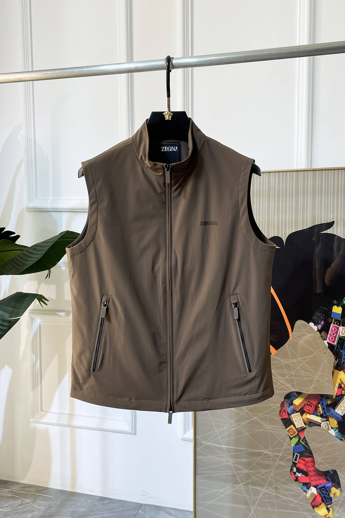 NO:526404,JINIA - 2025ss big hit autumn vest jacket, customized high-quality polyester fabric!  Top-level fashion brand elements logo design, complete with three standards!  The original hardware and accessories have smooth lines and exquisite craftsmanship, excellent upper body style, comfortable fabric, windproof and warm, and casual matching are very fashionable, handsome, casual and fashionable men's must-have!  Size M-3XL can wear up to 190 catties!  ,zegna,jackets & coats,alexander wang19860909杰尼娅 - 2025ss大爆款秋装马甲夹克,定制高品质聚酯纤维面料！顶级时尚大牌元素logo设计,三标齐全！原版五金辅料,线条流畅,工艺精致,上身版型超赞,面料舒适,挡风保暖,随意搭配都非常时尚帅气休闲时尚男仕必备款哦！尺码M-3XL 最大可穿190斤！,,zegna,jackets & coats,alexander wang,Men's clothing