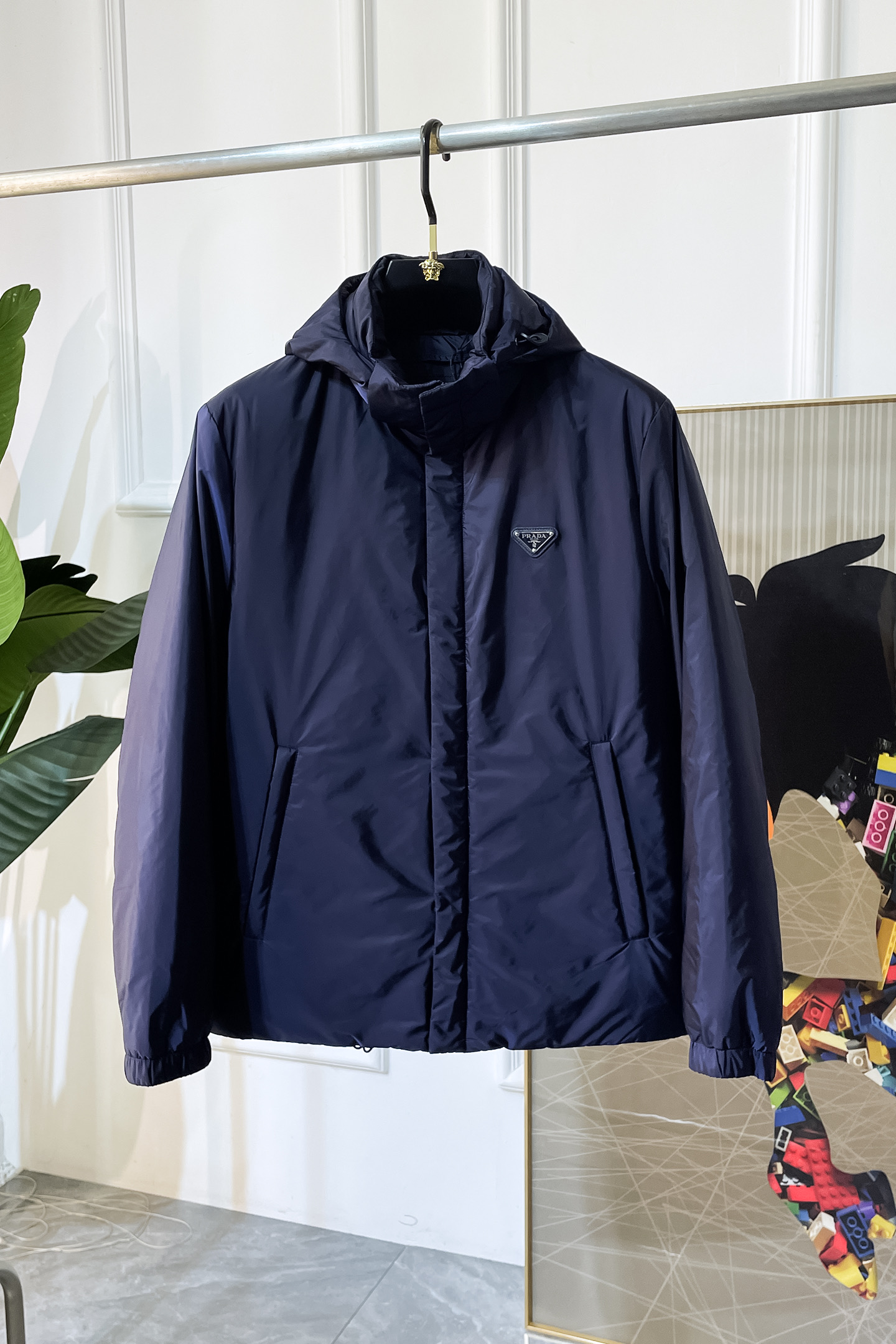 NO:529818,Down jacket - Prada exclusively provides new down jackets for autumn and winter. It adopts the national standard 90 white duck down, which is a trading company's channel. It is essential for cooling weather. It can be worn in daily life and outdoor sports. It gives people a different visual effect. It is wear-resistant, scratch-resistant and easy to manage. It is matched with large square quilting technology to create a fluffy and full overall effect, taking into account the strong warm and warm locking effect, so that you are not afraid of the cold outdoor weather in autumn and winter! Size M-3XL complete three standards, prada, down jacket, alexander wang19860909羽绒服-普拉达独家专供秋冬新款羽绒服.采用国标90白鸭绒,贸易公司渠道稀出,降温天气必备的保暖单品,不论是日常还是户外运动都能穿.给人不一样的视觉效果 耐磨防刮易打理,在搭配大方格绗缝工艺,打造蓬松饱满的整体效果,兼顾强悍的保暖锁温效果,让你无惧秋冬季寒冷的户外天气! 尺码M-3XL 三标齐全,,prada,down jacket,alexander wang,Men's clothing