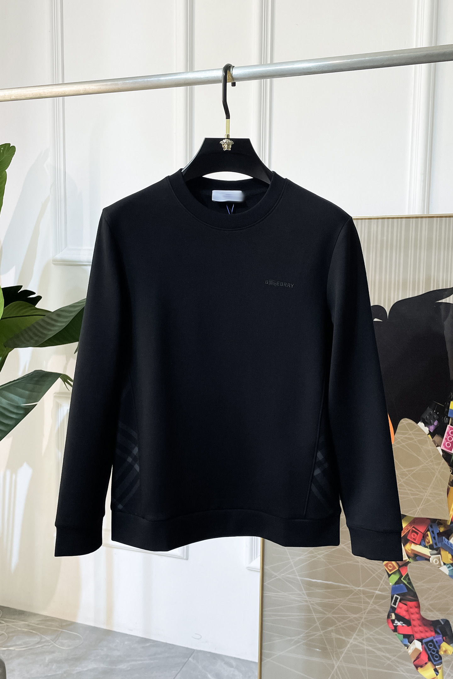 NO:529738,Burberry - SS's's new autumn style, the highest version of the fashionable pullover sweater, a must-have classic work every year. It is favored and praised by major stars. It is selected high-end European cotton blend fabrics, heavy craftsmanship production, original hardware and auxiliary materials logo design, soft and smooth, and dense texture!  Fashionable and stylish upper body!  One of the impeccable must-choose styles for autumn!  M-3XL, Burberry, hoodie, sweatshirts, alexander wang19860909巴宝莉 - ss秋季大爆新款,最高版本时尚套头卫衣、每年必出的经典之作.受各大明星的青睐推崇,精选高端欧棉混纺面料,重工艺制作,原版五金辅料logo设计,柔软顺滑,质地密实！上身时尚有型！秋季无可挑剔必选款式之一！M-3XL,,burberry,hoodie,sweatshirts,alexander wang,Men's clothing