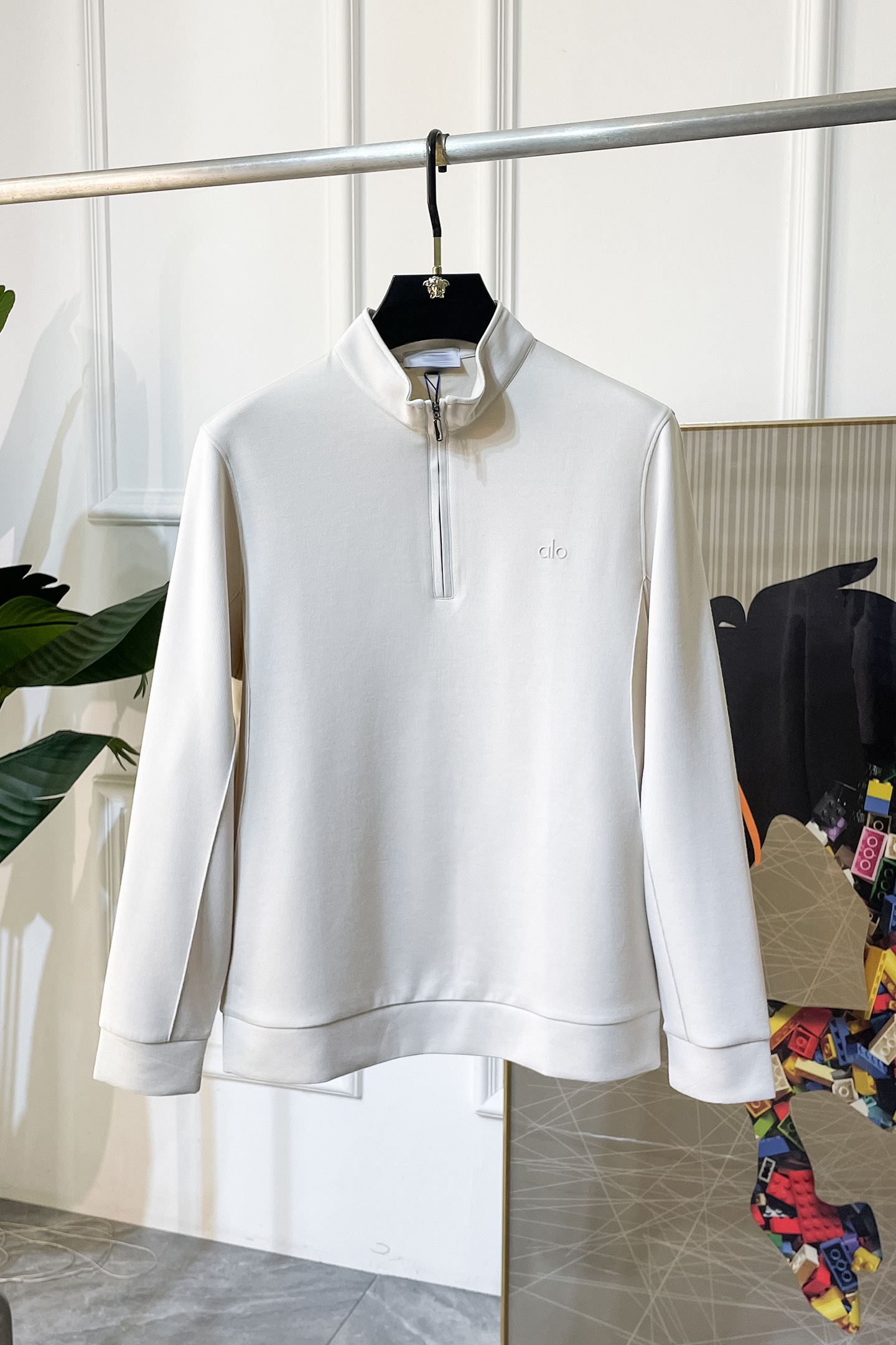 NO:529737,Alo-ss' new autumn style, the highest version of the fashionable stand-alone sweatshirt, a must-have classic work every year. It is favored and praised by major stars. It is selected with high-end European cotton blend fabrics, heavy craftsmanship production, original hardware and auxiliary materials logo design, soft and smooth, and dense texture!  Fashionable and stylish upper body!  One of the impeccable must-choose styles for autumn!  M-3XL, hoodie, sweatshirts, alexander wang19860909Alo - ss秋季大爆新款,最高版本时尚立领卫衣、每年必出的经典之作.受各大明星的青睐推崇,精选高端欧棉混纺面料,重工艺制作,原版五金辅料logo设计,柔软顺滑,质地密实！上身时尚有型！秋季无可挑剔必选款式之一！M-3XL,,hoodie,sweatshirts,alexander wang,Men's clothing