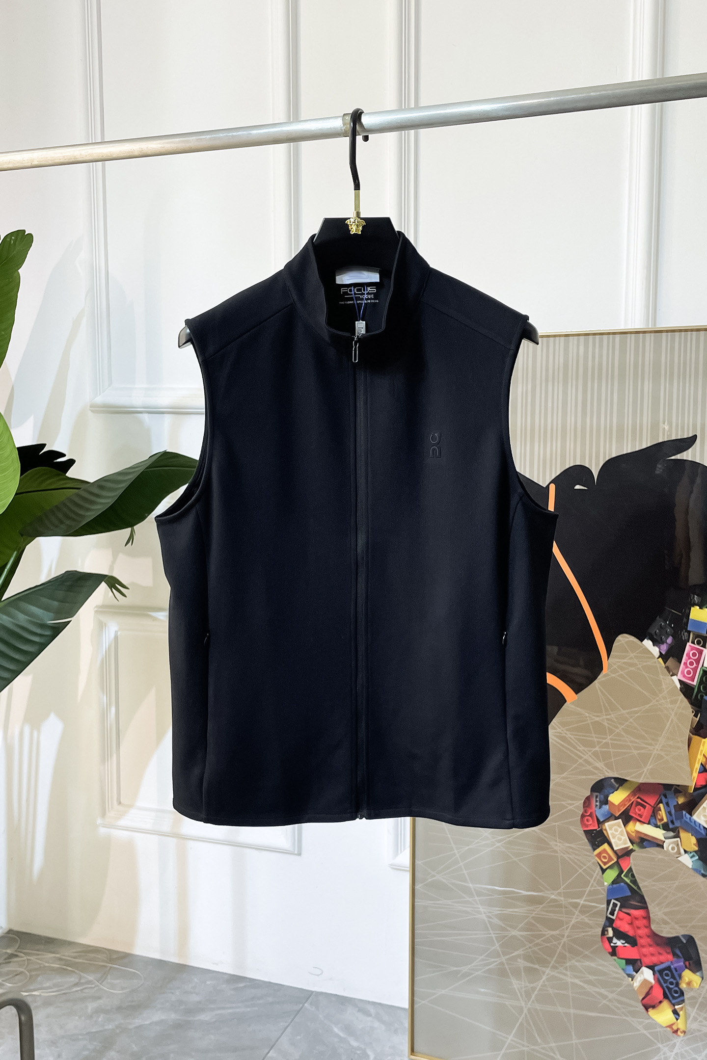 NO:526406,alo - 2025ss big hit autumn vest jacket, customized high-quality polyester fabric!  Top-level fashion brand elements logo design, complete with three standards!  The original hardware and accessories have smooth lines and exquisite craftsmanship, excellent upper body style, comfortable fabric, windproof and warm, and casual matching are very fashionable, handsome, casual and fashionable men's must-have!  Size M-3XL can wear up to 190 catties!  ,,jackets & coats,alexander wang19860909alo - 2025ss大爆款秋装马甲夹克,定制高品质聚酯纤维面料！顶级时尚大牌元素logo设计,三标齐全！原版五金辅料,线条流畅,工艺精致,上身版型超赞,面料舒适,挡风保暖,随意搭配都非常时尚帅气休闲时尚男仕必备款哦！尺码M-3XL 最大可穿190斤！,,jackets & coats,alexander wang,Men's clothing