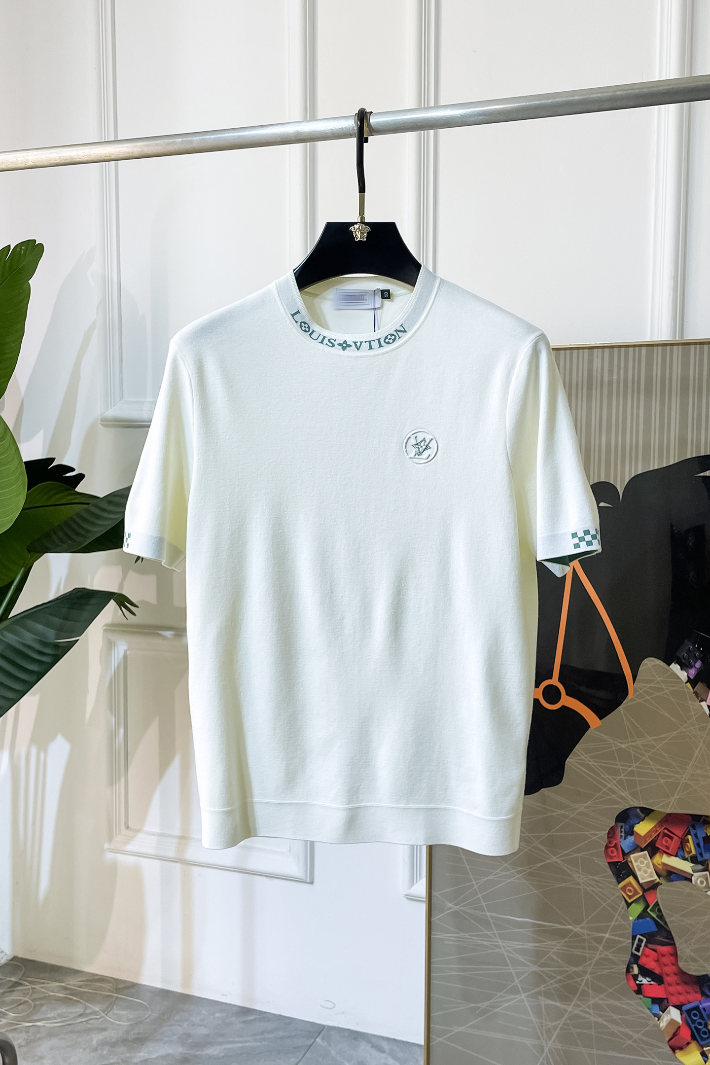 NO:528506,LV-2025ss autumn and winter half-sleeved knitted sweater series!  Casual business wear, essential for inner wear, selected top-grade - worsted mulberry silk blended fabric, delicate feel, close-fitting and comfortable without tying, good upper body style, warm wear, the counter logo design is very unique, male gods, don’t miss it!  Size M-3XL, louis vuitton,alexander wang19860909LV-2025ss秋冬半袖针织毛衫系列！休闲商务外穿 内搭必备款,精选上等-精纺桑蚕丝混纺面料,面料手感细腻,贴身舒适不扎肉,上身版型好 穿着保暖,专柜标志设计非常独特,男神们别错过！ 尺码 M-3XL,,louis vuitton,alexander wang,Men's clothing