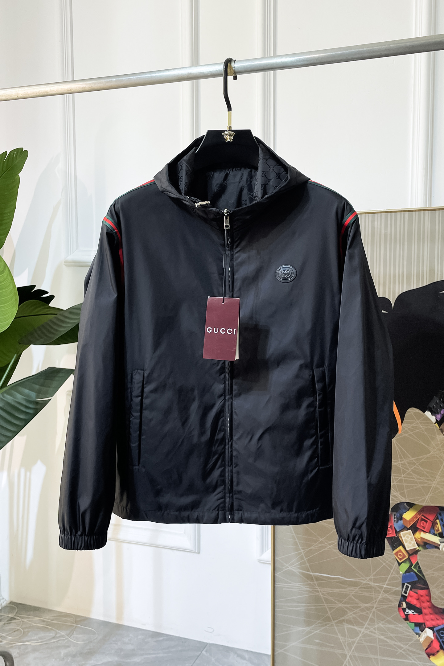 NO:526397,Top version of Guqi - 2025ss autumn and winter big double-sided jacket, customized high-quality polyester fiber fabric!  Top-level fashion brand elements logo design, complete with three standards!  The original hardware and accessories have smooth lines and exquisite craftsmanship, excellent upper body style, comfortable fabric, windproof and warm, and casual matching are very fashionable, handsome, casual and fashionable men's must-have!  Size M-3XL can wear up to 190 catties!  ,,jackets & coats,alexander wang19860909顶级版本古奇- 2025ss秋冬大爆款双面穿夹克,定制高品质聚酯纤维面料！顶级时尚大牌元素logo设计,三标齐全！原版五金辅料,线条流畅,工艺精致,上身版型超赞,面料舒适,挡风保暖,随意搭配都非常时尚帅气休闲时尚男仕必备款哦！尺码M-3XL 最大可穿190斤！,,jackets & coats,alexander wang,Men's clothing