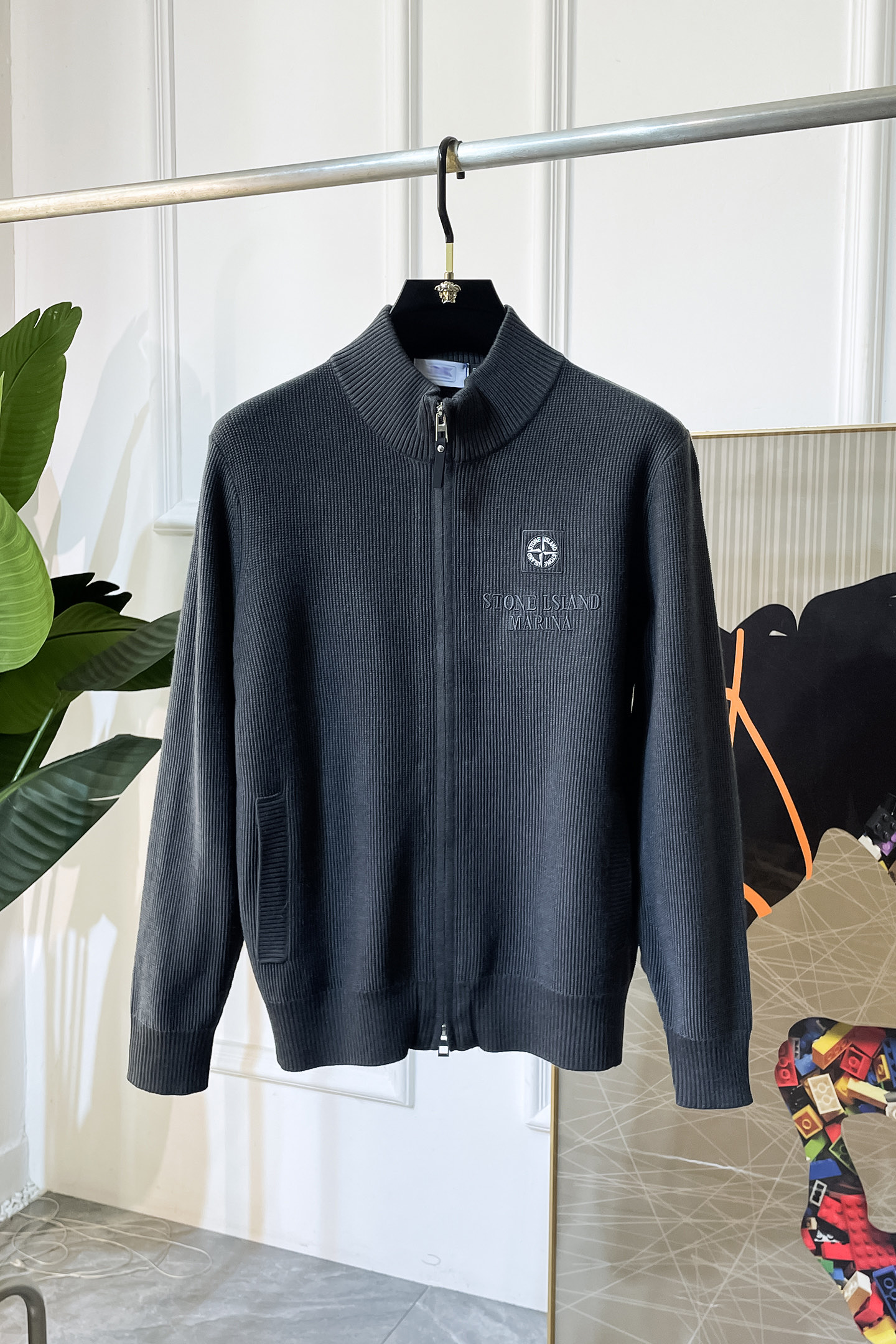 NO:526380,Stone Island - 2025ss autumn and winter hot-selling knitted wool cardigan jacket, customized high-quality polyester fiber fabric!  Top-level fashion brand elements logo design, complete with three standards!  The original hardware and accessories have smooth lines and exquisite craftsmanship, excellent upper body style, comfortable fabric, windproof and warm, and casual matching are very fashionable, handsome, casual and fashionable men's must-have!  Size M-3XL can wear up to 190 catties!  ,,jackets & coats,alexander wang19860909石头岛 - 2025ss秋冬大爆款精品针织羊毛开衫外套,定制高品质聚酯纤维面料！顶级时尚大牌元素logo设计,三标齐全！原版五金辅料,线条流畅,工艺精致,上身版型超赞,面料舒适,挡风保暖,随意搭配都非常时尚帅气休闲时尚男仕必备款哦！尺码M-3XL 最大可穿190斤！,,jackets & coats,alexander wang,Men's clothing