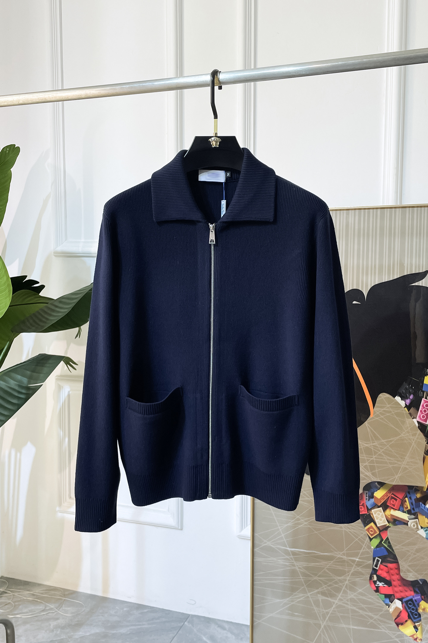 NO:526378,Dior - 2025ss autumn and winter hottest knitted wool cardigan jacket, customized high-quality polyester fiber fabric!  Top-level fashion brand elements logo design, complete with three standards!  The original hardware and accessories have smooth lines and exquisite craftsmanship, excellent upper body style, comfortable fabric, windproof and warm, and casual matching are very fashionable, handsome, casual and fashionable men's must-have!  Size M-3XL can wear up to 190 catties!  ,dior,jackets & coats,alexander wang19860909迪奥 - 2025ss秋冬大爆款精品针织羊毛开衫外套,定制高品质聚酯纤维面料！顶级时尚大牌元素logo设计,三标齐全！原版五金辅料,线条流畅,工艺精致,上身版型超赞,面料舒适,挡风保暖,随意搭配都非常时尚帅气休闲时尚男仕必备款哦！尺码M-3XL 最大可穿190斤！,,dior,jackets & coats,alexander wang,Men's clothing