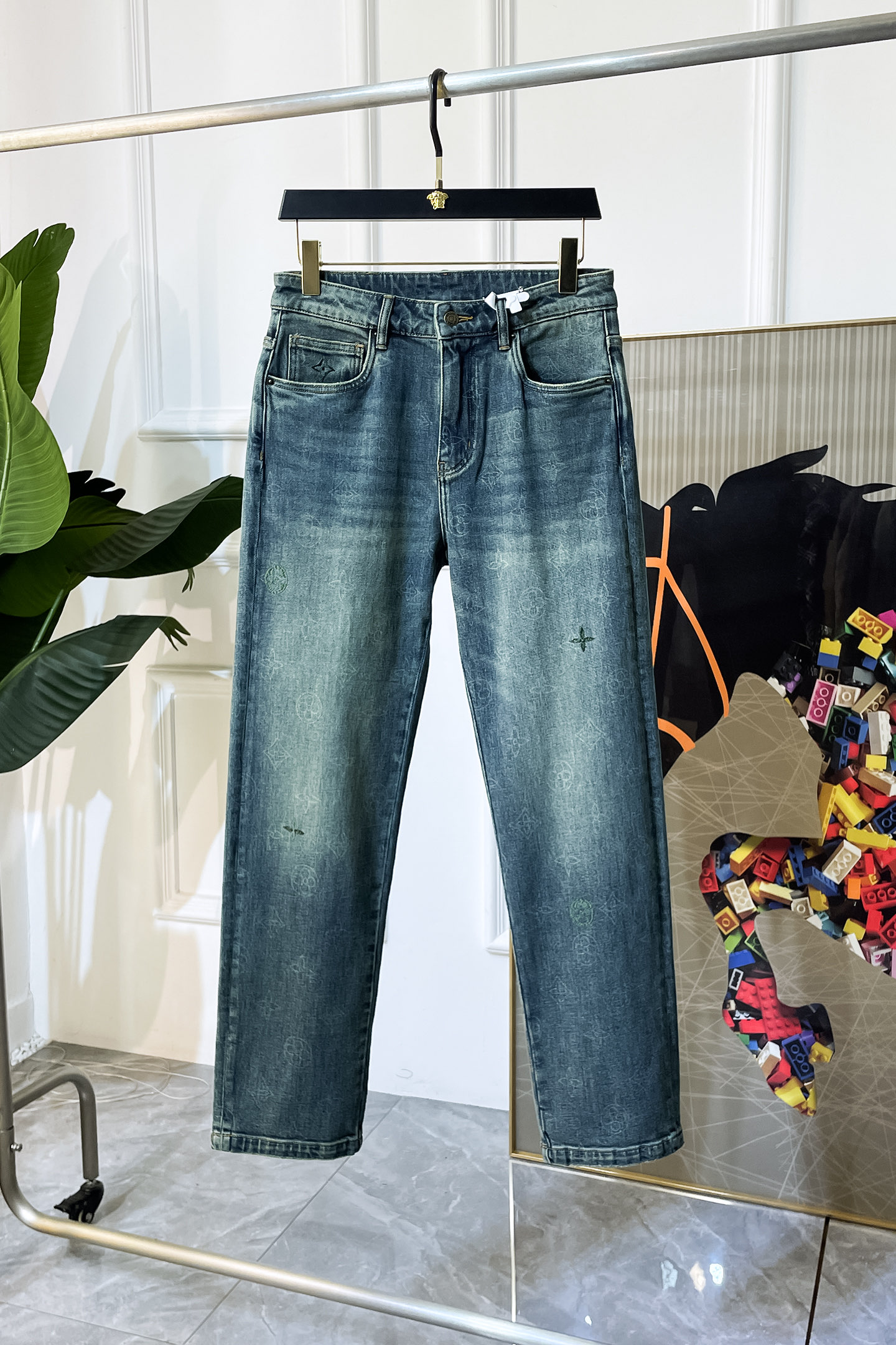 NO:528492,LV - 2025ss Snake Year Autumn and Winter Loose Edition Jeans. Original 1:1 production, perfect choice for daily life, simple, atmospheric, fashionable and stylish, customized imported tannin fabric, heavy industry washing process, complex and exquisite workmanship. Easy to meet the needs of all seasons, soft and elastic, smooth and neat, original auxiliary materials, comfortable and easy to match on the upper body, durable code number 29-36,,louis vuitton, jeans, alexander wang19860909LV - 2025ss蛇年秋冬宽松版牛仔裤.原单1:1制作,日常必备的完美之选,简单大气亦时尚有型,定制进口丹宁面料 ,重工洗水工艺,做工复杂工艺精湛.轻松迎合四季需要,手感柔软带弹力,流畅利落,原版辅料五金,上身舒适非常易搭耐看码数29-36,,louis vuitton,jeans,alexander wang,Men's clothing