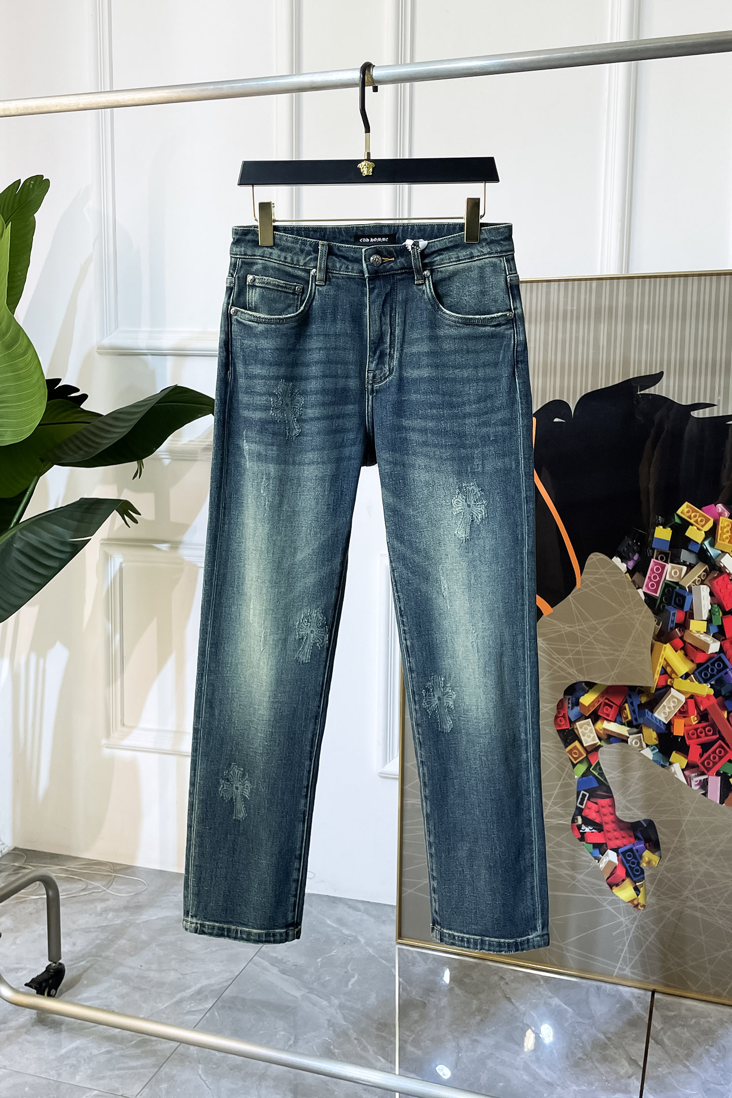 NO:528493,Croxin - 2025ss Snake Year Autumn and Winter Loose Edition Jeans. Original 1:1 production, perfect choice for daily life, simple, atmospheric, fashionable and stylish, customized imported tannin fabric, heavy industry washing process, complex and exquisite workmanship. Easy to cater to the needs of all seasons, soft and elastic, smooth and neat, original auxiliary hardware, comfortable and easy to match on the upper body, durable code number 29-36, chrome hearts, jeans, alexander wang19860909克罗芯 - 2025ss蛇年秋冬宽松版牛仔裤.原单1:1制作,日常必备的完美之选,简单大气亦时尚有型,定制进口丹宁面料 ,重工洗水工艺,做工复杂工艺精湛.轻松迎合四季需要,手感柔软带弹力,流畅利落,原版辅料五金,上身舒适非常易搭耐看码数29-36,,chrome hearts,jeans,alexander wang,Men's clothing