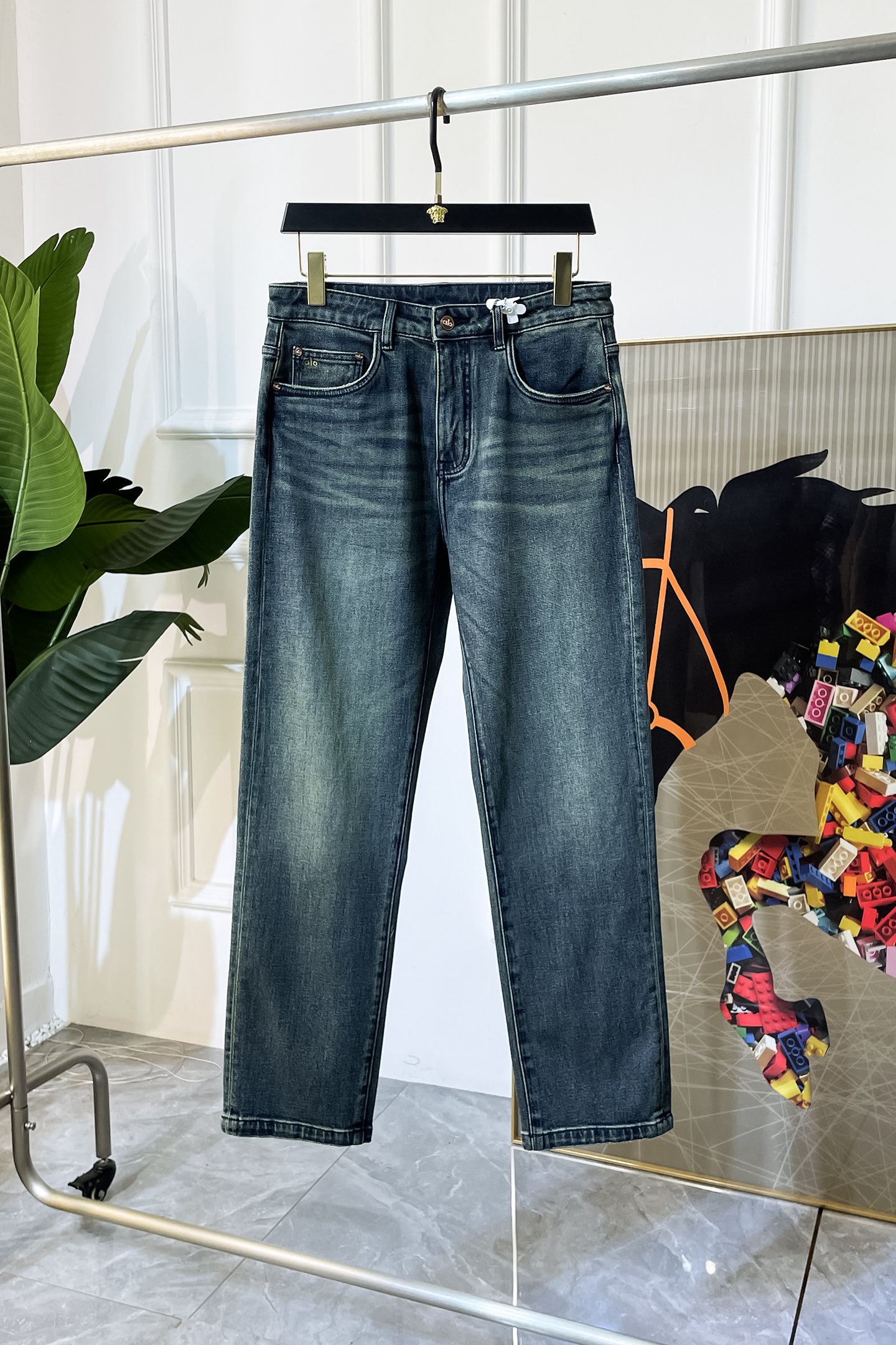 NO:528494,Alo- 2025ss Snake Year Autumn and Winter Loose Edition Jeans. Original 1:1 production, perfect choice for daily life, simple, atmospheric, fashionable and stylish, customized imported tannin fabric, heavy industry washing process, complex and exquisite workmanship. Easy to cater to the needs of all seasons, soft and elastic, smooth and neat, original auxiliary materials, comfortable and easy to match on the upper body, durable code number 29-36, jeans, alexander wang19860909Alo- 2025ss蛇年秋冬宽松版牛仔裤.原单1:1制作,日常必备的完美之选,简单大气亦时尚有型,定制进口丹宁面料 ,重工洗水工艺,做工复杂工艺精湛.轻松迎合四季需要,手感柔软带弹力,流畅利落,原版辅料五金,上身舒适非常易搭耐看码数29-36,,jeans,alexander wang,Men's clothing