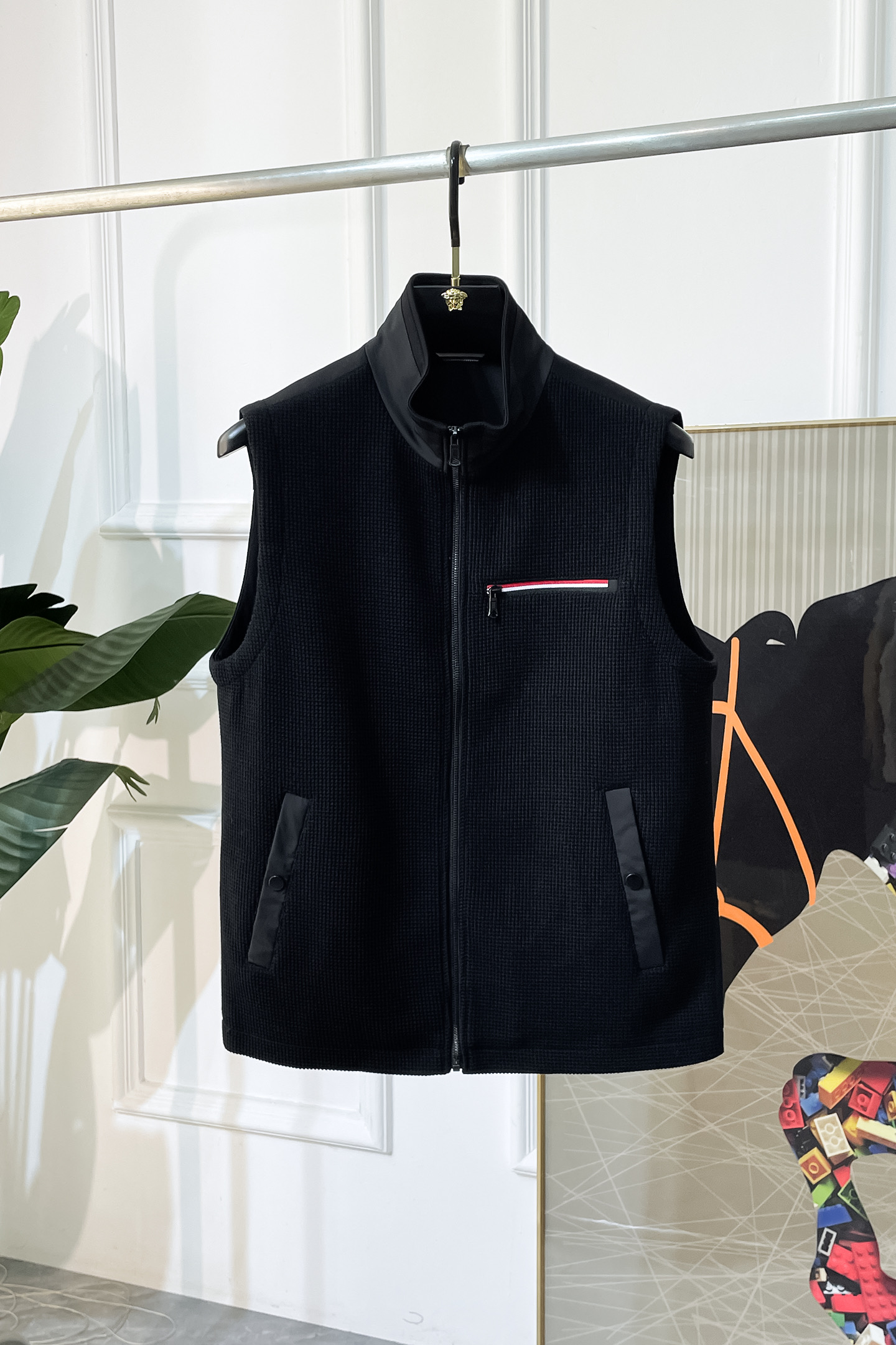 NO:526376,Covered - 2025ss big hit autumn vest jacket, customized high-quality polyester fiber fabric!  Top-level fashion brand elements logo design, complete with three standards!  The original hardware and accessories have smooth lines and exquisite craftsmanship, excellent upper body style, comfortable fabric, windproof and warm, and casual matching are very fashionable, handsome, casual and fashionable men's must-have!  Size M-3XL can wear up to 190 catties!  ,Moncler,jackets & coats,alexander wang19860909蒙口 - 2025ss大爆款秋装马甲夹克,定制高品质聚酯纤维面料！顶级时尚大牌元素logo设计,三标齐全！原版五金辅料,线条流畅,工艺精致,上身版型超赞,面料舒适,挡风保暖,随意搭配都非常时尚帅气休闲时尚男仕必备款哦！尺码M-3XL 最大可穿190斤！,,Moncler,jackets & coats,alexander wang,Men's clothing