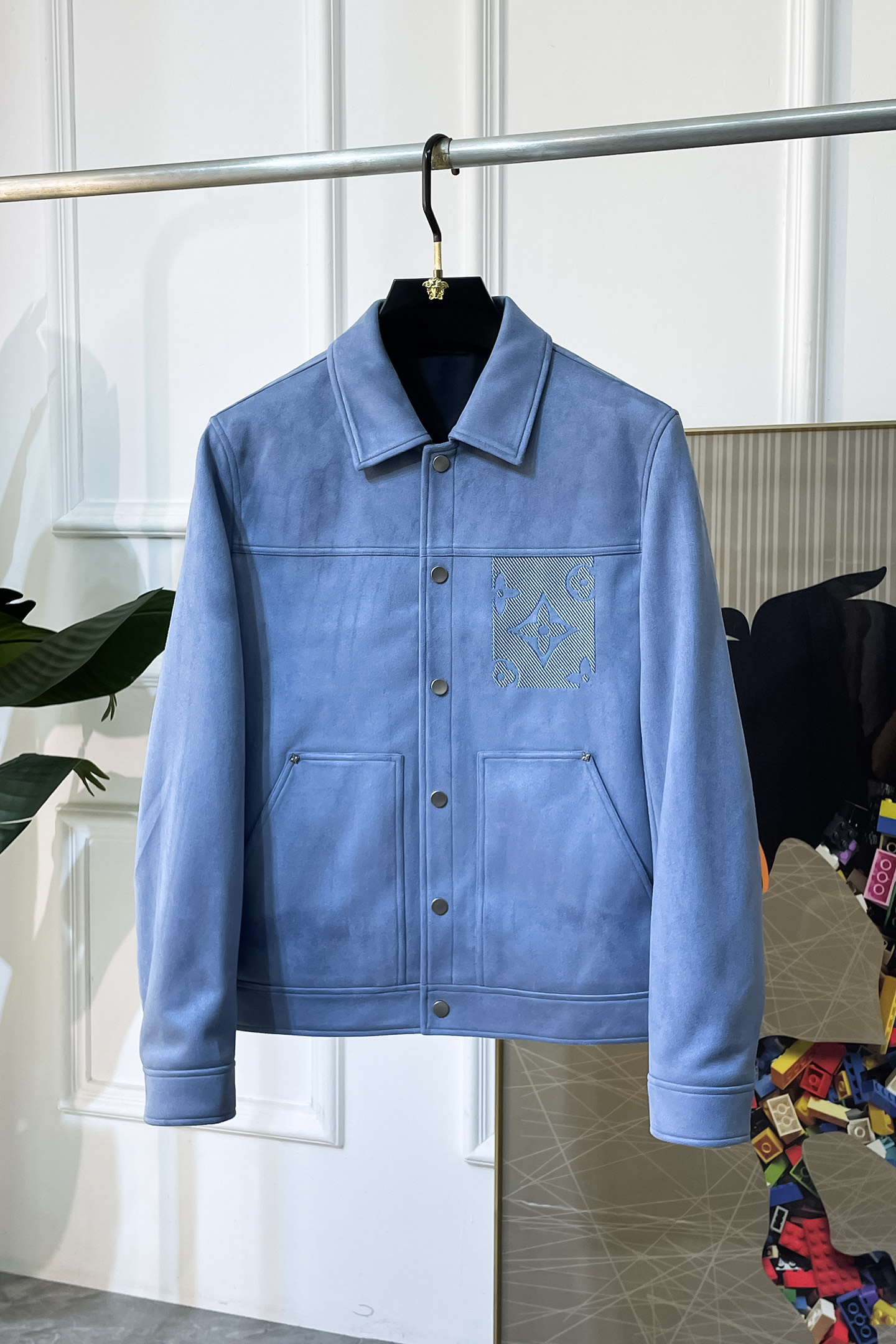 NO:526387,LV - 2025ss autumn and winter boutique jackets, customized high-quality polyester fiber fabric!  Top-level fashion brand elements logo design, complete with three standards!  The original hardware and accessories have smooth lines and exquisite craftsmanship, excellent upper body style, comfortable fabric, windproof and warm, and casual matching are very fashionable, handsome, casual and fashionable men's must-have!  Size M-3XL can wear up to 190 catties!  ,,louis vuitton,jackets & coats,alexander wang19860909LV - 2025ss秋冬大爆款精品夹克,定制高品质聚酯纤维面料！顶级时尚大牌元素logo设计,三标齐全！原版五金辅料,线条流畅,工艺精致,上身版型超赞,面料舒适,挡风保暖,随意搭配都非常时尚帅气休闲时尚男仕必备款哦！尺码M-3XL 最大可穿190斤！,,louis vuitton,jackets & coats,alexander wang,Men's clothing