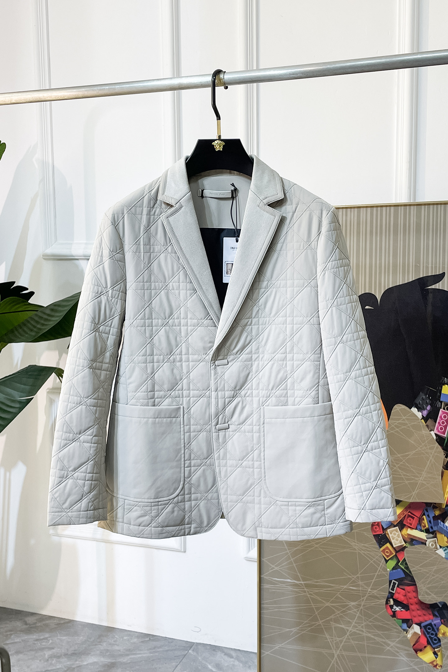 NO:526401,Burberry - 2025ss Snake Year Autumn and Winter Casual Thin Cotton Suit Jacket is the most fashionable and simple design, atmospheric and decent, and it highlights the exquisiteness casually. Fabric This technology customized polyester fiber fabric is not a traditional design, it looks more young and fashionable. Details are very particular. The upper body effect is a regular style but the tailoring is very special. The effect is not loose or slim. It is moderate. No matter how fat and thin you wear it, there are different styles and sizes 48-56, burberry, jackets & coats, business suit, alexander wang19860909巴宝莉 - 2025ss蛇年秋冬大爆款休闲薄棉西装外套 最为时尚简约设计,大气得体,随意中凸显精致.面料 此款科技定制聚酯纤维面料, 不是传统的设计 更加显得年轻时尚 细节 非常讲究 上身效果属于常规款但是剪裁非常特别 效果并不是宽松 也不是修身 属于适中 无论胖瘦穿上身 都有不同的风格尺码48-56,,burberry,jackets & coats,business suit,alexander wang,Men's clothing