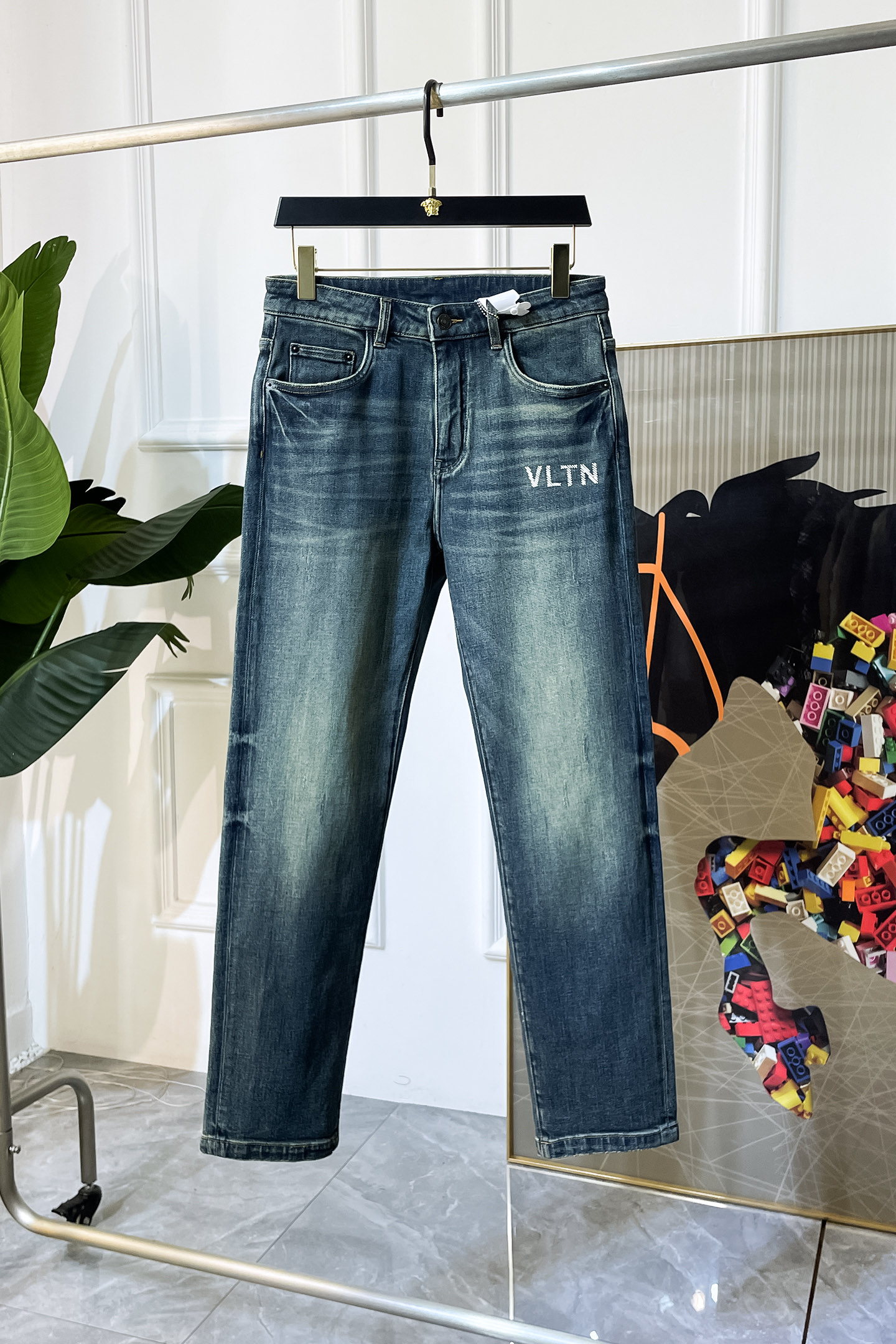 NO:528495,Valentino - 2025ss Snake Year Autumn and Winter Loose Edition Jeans. Original 1:1 production, perfect choice for daily life, simple, atmospheric, fashionable and stylish, customized imported tannin fabric, heavy industry washing process, complex and exquisite workmanship. Easy to cater to the needs of all seasons, soft and elastic, smooth and neat, original auxiliary materials, comfortable and easy to match on the upper body, durable code number 29-36, valentino, jeans, alexander wang19860909华伦天奴 - 2025ss蛇年秋冬宽松版牛仔裤.原单1:1制作,日常必备的完美之选,简单大气亦时尚有型,定制进口丹宁面料 ,重工洗水工艺,做工复杂工艺精湛.轻松迎合四季需要,手感柔软带弹力,流畅利落,原版辅料五金,上身舒适非常易搭耐看码数29-36,,valentino,jeans,alexander wang,Men's clothing