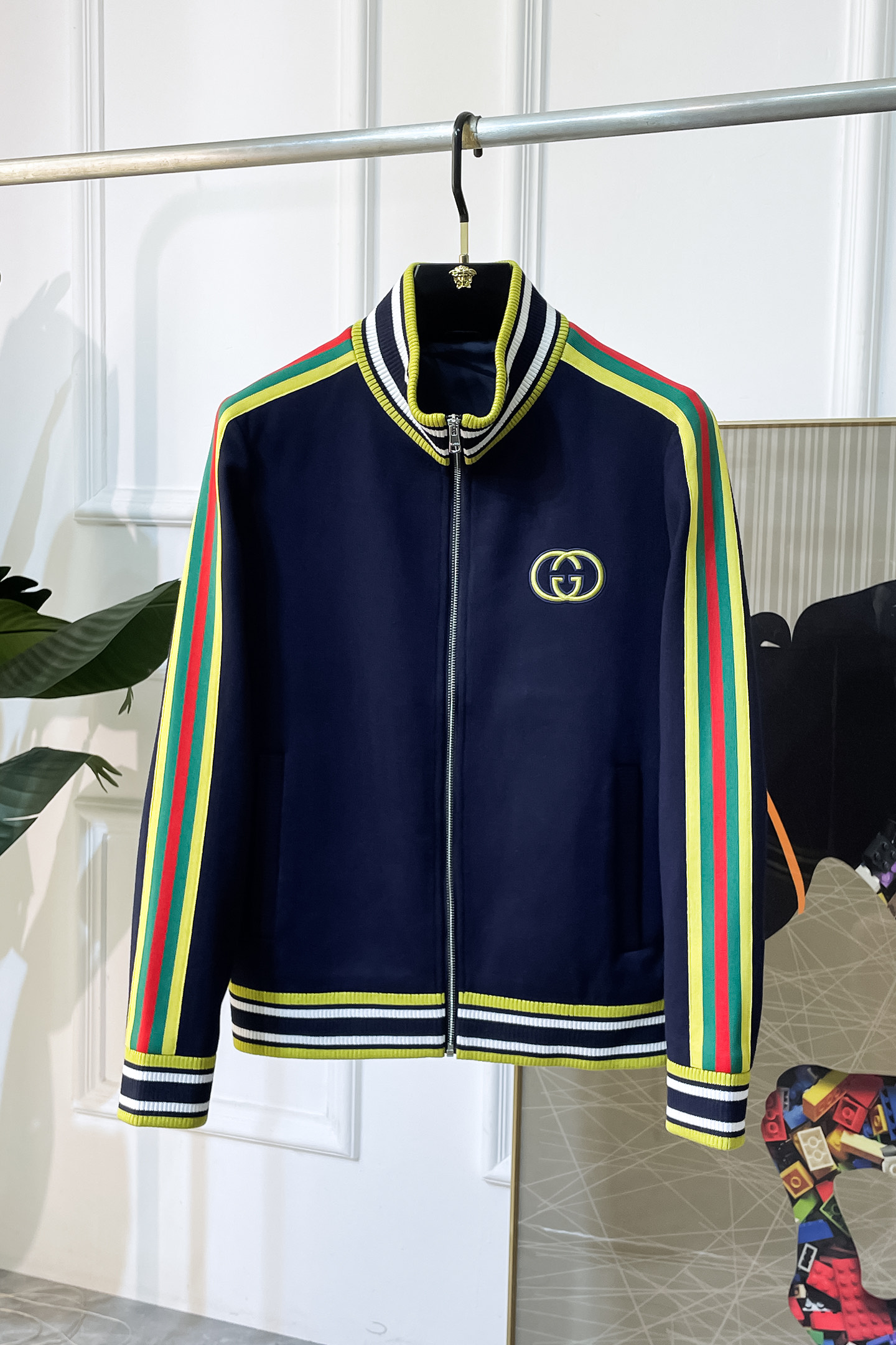 NO:526392,Guqi - 2025ss autumn and winter boutique jackets, customized high-quality polyester fiber fabric!  Top-level fashion brand elements logo design, complete with three standards!  The original hardware and accessories have smooth lines and exquisite craftsmanship, excellent upper body style, comfortable fabric, windproof and warm, and casual matching are very fashionable, handsome, casual and fashionable men's must-have!  Size M-3XL can wear up to 190 catties!  ,,jackets & coats,alexander wang19860909古奇 - 2025ss秋冬大爆款精品夹克,定制高品质聚酯纤维面料！顶级时尚大牌元素logo设计,三标齐全！原版五金辅料,线条流畅,工艺精致,上身版型超赞,面料舒适,挡风保暖,随意搭配都非常时尚帅气休闲时尚男仕必备款哦！尺码M-3XL 最大可穿190斤！,,jackets & coats,alexander wang,Men's clothing