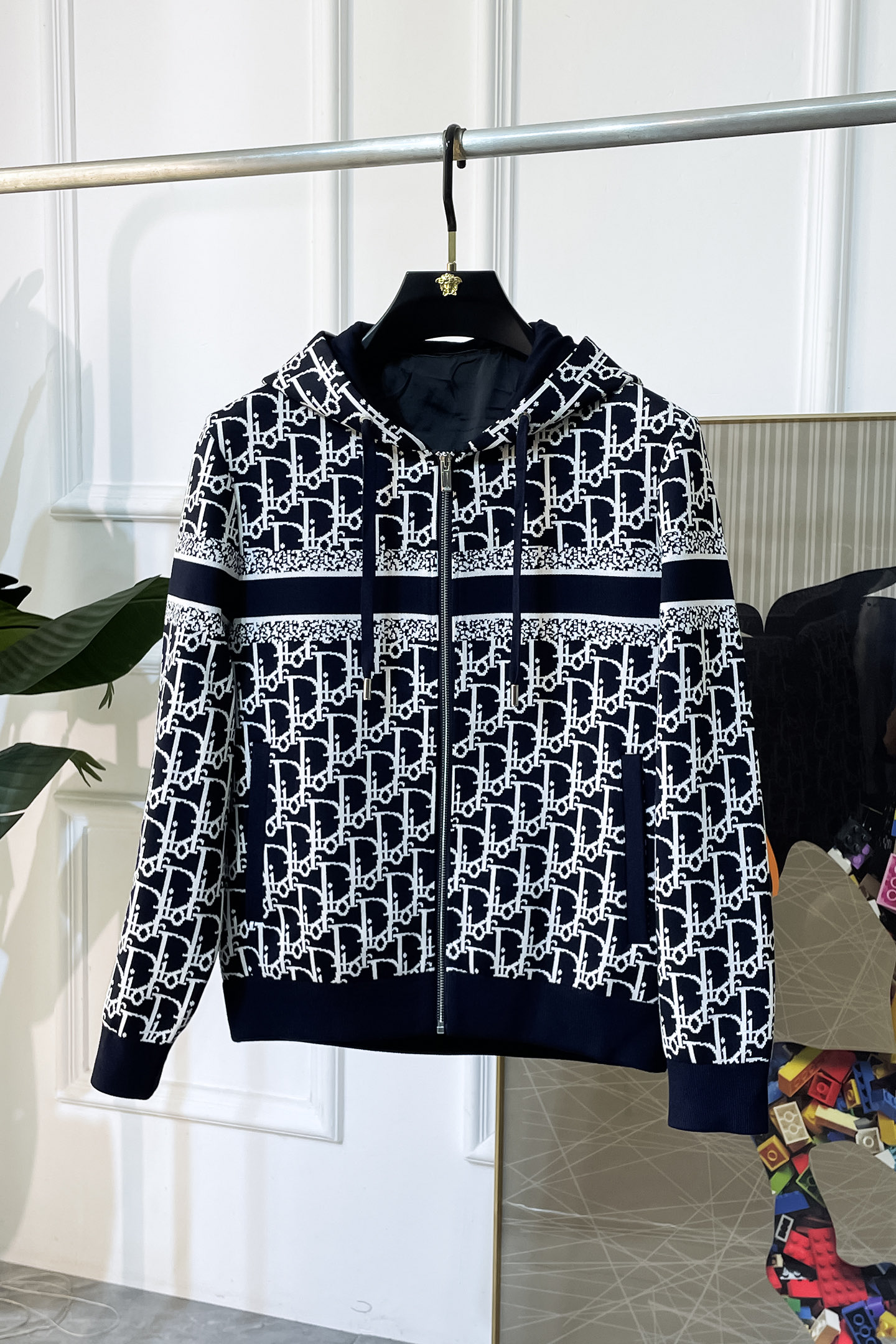 NO:526390,Dior - 2025ss autumn and winter boutique jackets, customized high-quality polyester fiber fabric!  Top-level fashion brand elements logo design, complete with three standards!  The original hardware and accessories have smooth lines and exquisite craftsmanship, excellent upper body style, comfortable fabric, windproof and warm, and casual matching are very fashionable, handsome, casual and fashionable men's must-have!  Size M-3XL can wear up to 190 catties!  ,dior,jackets & coats,alexander wang19860909迪奥 - 2025ss秋冬大爆款精品夹克,定制高品质聚酯纤维面料！顶级时尚大牌元素logo设计,三标齐全！原版五金辅料,线条流畅,工艺精致,上身版型超赞,面料舒适,挡风保暖,随意搭配都非常时尚帅气休闲时尚男仕必备款哦！尺码M-3XL 最大可穿190斤！,,dior,jackets & coats,alexander wang,Men's clothing