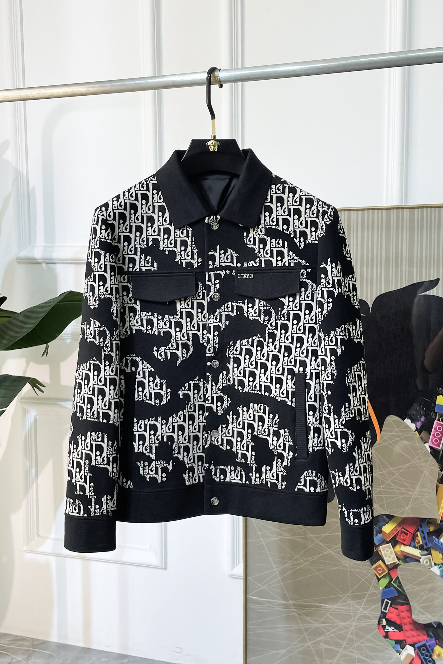 NO:526389,Dior - 2025ss autumn and winter boutique jackets, customized high-quality polyester fiber fabric!  Top-level fashion brand elements logo design, complete with three standards!  The original hardware and accessories have smooth lines and exquisite craftsmanship, excellent upper body style, comfortable fabric, windproof and warm, and casual matching are very fashionable, handsome, casual and fashionable men's must-have!  Size M-3XL can wear up to 190 catties!  ,dior,jackets & coats,alexander wang19860909迪奥 - 2025ss秋冬大爆款精品夹克,定制高品质聚酯纤维面料！顶级时尚大牌元素logo设计,三标齐全！原版五金辅料,线条流畅,工艺精致,上身版型超赞,面料舒适,挡风保暖,随意搭配都非常时尚帅气休闲时尚男仕必备款哦！尺码M-3XL 最大可穿190斤！,,dior,jackets & coats,alexander wang,Men's clothing