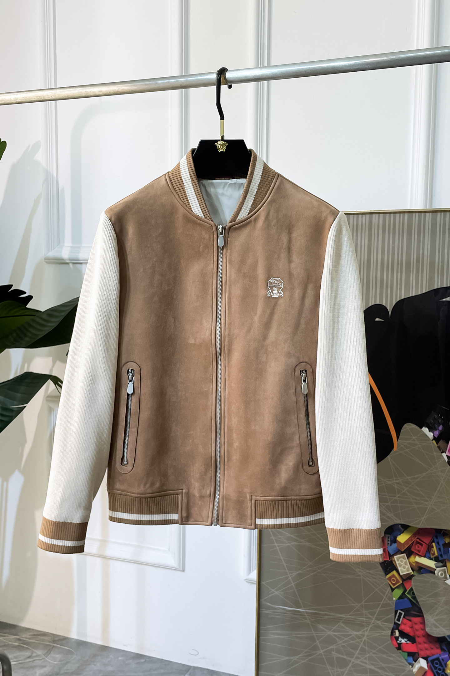 NO:524251,BC-ss big suede jacket in autumn and winter, customized high-quality polyester fabric!  Top-level fashion brand elements logo design, complete with three standards!  The original hardware and accessories have smooth lines and exquisite craftsmanship, excellent upper body style, comfortable fabric, windproof and warm, and casual matching are very fashionable, handsome, casual and fashionable men's must-have!  Size M-3XL can wear up to 190 catties!  ,,jackets & coats,chamois leather,alexander wang19860909BC- ss秋冬大爆款麂皮绒夹克,定制高品质聚酯纤维面料！顶级时尚大牌元素logo设计,三标齐全！原版五金辅料,线条流畅,工艺精致,上身版型超赞,面料舒适,挡风保暖,随意搭配都非常时尚帅气休闲时尚男仕必备款哦！尺码M-3XL 最大可穿190斤！,,jackets & coats,chamois leather,alexander wang,Men's clothing