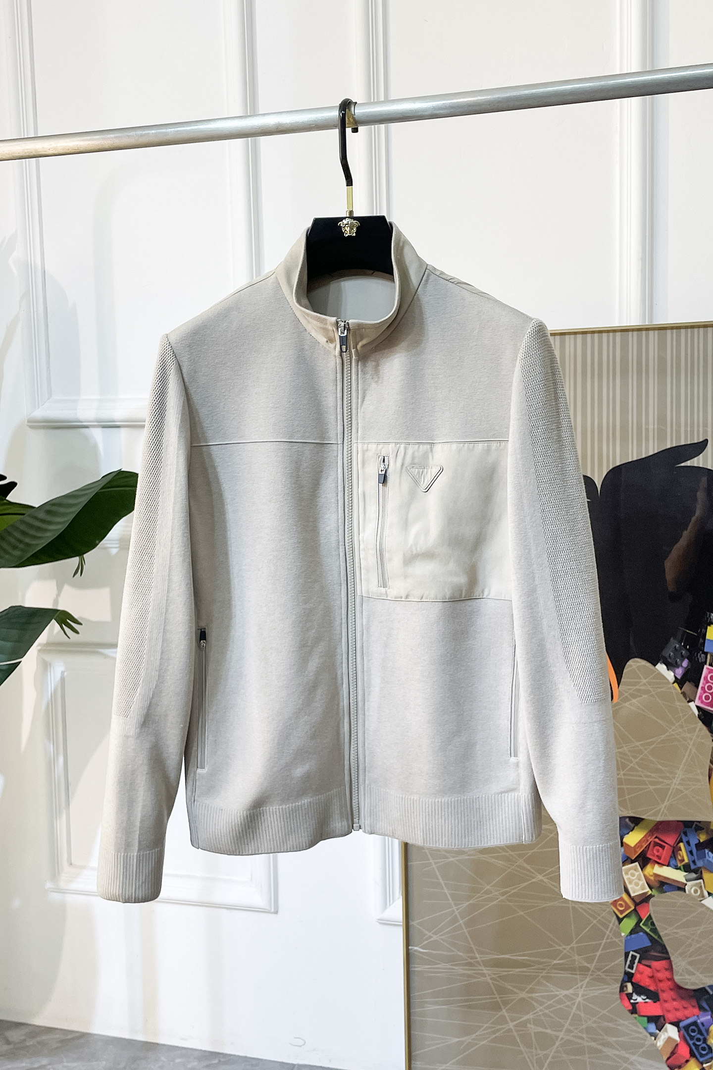 NO:528517,Prada - 2025ss autumn and winter hot boutique jackets, customized high-quality polyester fiber fabric!  Top-level fashion brand elements logo design, complete with three standards!  The original hardware and accessories have smooth lines and exquisite craftsmanship, excellent upper body style, comfortable fabric, windproof and warm, and casual matching are very fashionable, handsome, casual and fashionable men's must-have!  Size M-3XL can wear up to 190 catties!  ,,prada,jackets & coats,jackets & coats,alexander wang19860909普拉达- 2025ss秋冬大爆款精品夹克外套,定制高品质聚酯纤维面料！顶级时尚大牌元素logo设计,三标齐全！原版五金辅料,线条流畅,工艺精致,上身版型超赞,面料舒适,挡风保暖,随意搭配都非常时尚帅气休闲时尚男仕必备款哦！尺码M-3XL 最大可穿190斤！,,prada,jackets & coats,jackets & coats,alexander wang,Men's clothing