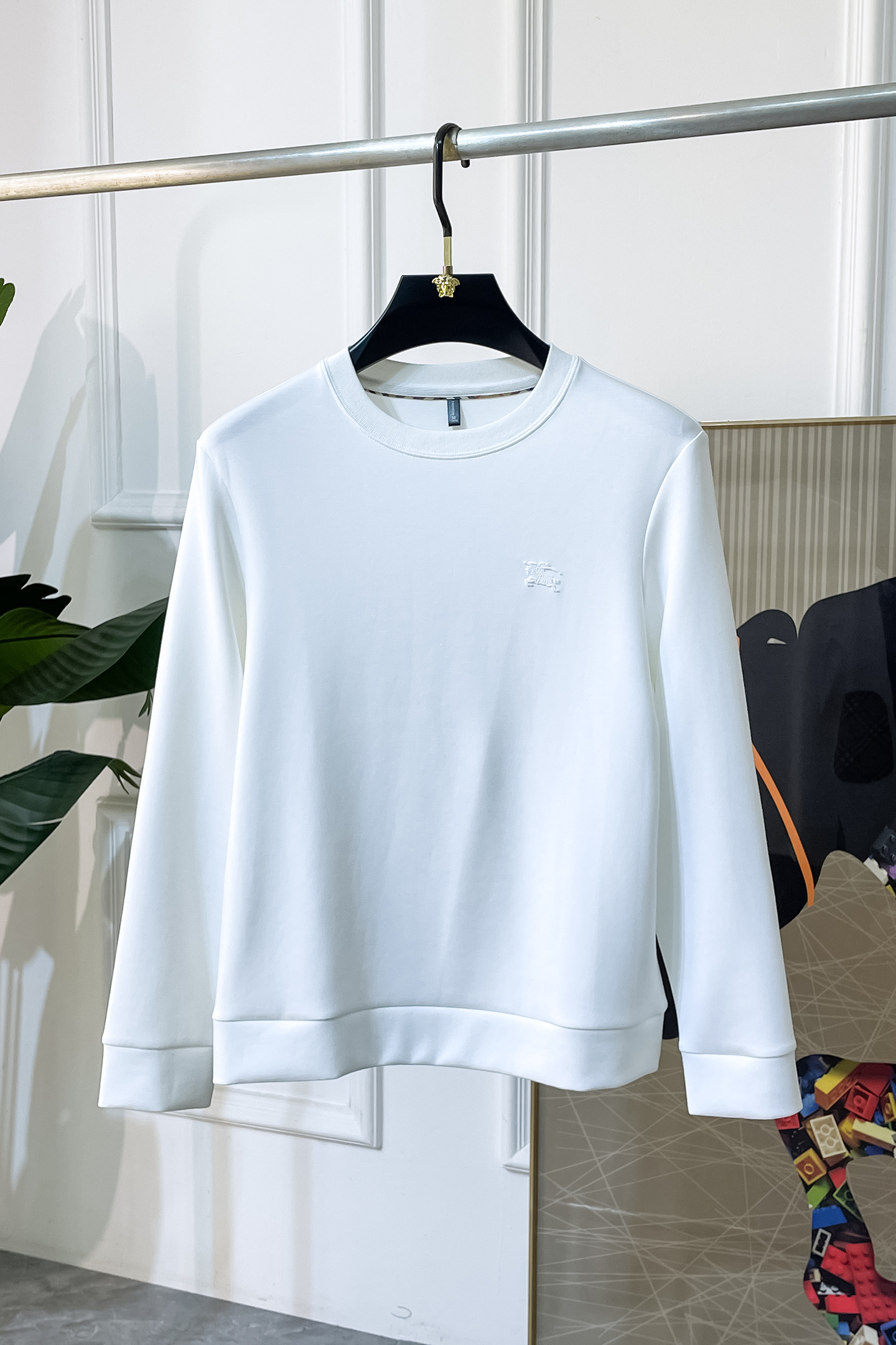 NO:528497,Burberry - 2025ss autumn new model, the highest version of fashionable pullover sweatshirt, a must-have classic work every year. It is favored and praised by major stars. It is selected high-end European cotton blend fabrics, heavy craftsmanship production, original hardware and auxiliary material logo design, soft and smooth, and dense texture!  Fashionable and stylish upper body!  One of the impeccable must-choose styles for autumn!  M-3XL, Burberry, hoodie, sweatshirts, alexander wang19860909巴宝莉 - 2025ss秋季大爆新款,最高版本时尚套头卫衣、每年必出的经典之作.受各大明星的青睐推崇,精选高端欧棉混纺面料,重工艺制作,原版五金辅料logo设计,柔软顺滑,质地密实！上身时尚有型！秋季无可挑剔必选款式之一！M-3XL,,burberry,hoodie,sweatshirts,alexander wang,Men's clothing