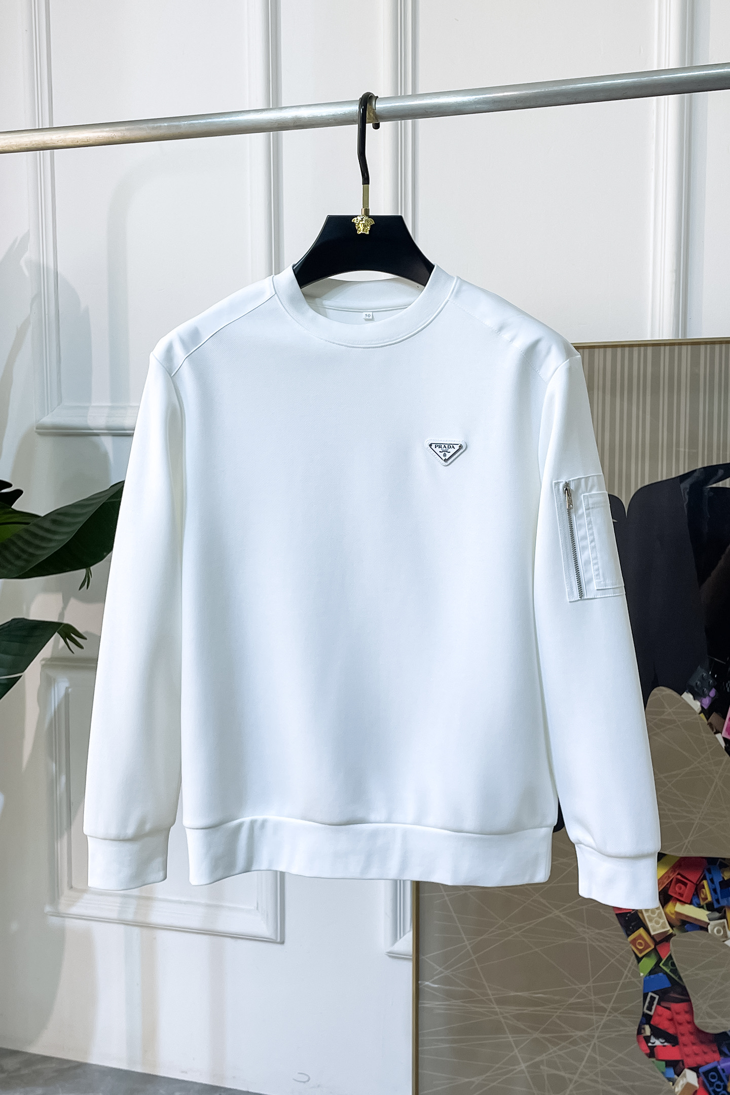 NO:529809,Prada - SS's autumn new style, the highest version of the fashionable pullover sweater, a must-have classic work every year. It is favored and praised by major stars. It is selected with high-end European cotton blend fabrics, heavy craftsmanship production, original hardware and auxiliary materials logo design, soft and smooth, and dense texture!  Fashionable and stylish upper body!  One of the impeccable must-choose styles for autumn!  M-3XL, prada, hoodie, sweatshirts, alexander wang19860909普拉达 - ss秋季大爆新款,最高版本时尚套头卫衣、每年必出的经典之作.受各大明星的青睐推崇,精选高端欧棉混纺面料,重工艺制作,原版五金辅料logo设计,柔软顺滑,质地密实！上身时尚有型！秋季无可挑剔必选款式之一！M-3XL,,prada,hoodie,sweatshirts,alexander wang,Men's clothing