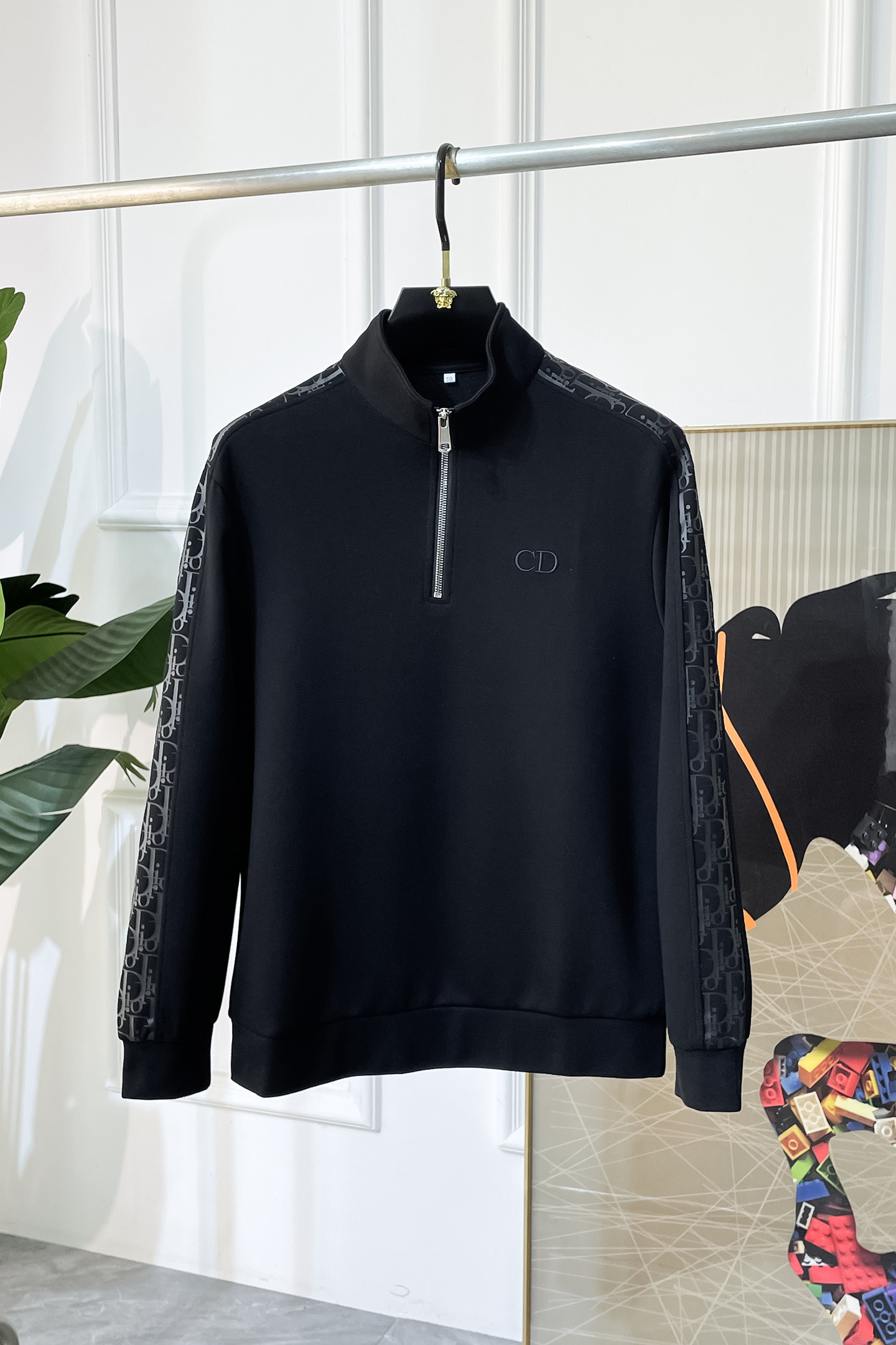 NO:528499,Dior - 2025ss autumn new model, the highest version of fashionable pullover sweatshirt, a must-have classic work every year. It is favored and praised by major stars, and is selected with high-end European cotton blend fabrics, heavy craftsmanship production, original hardware and auxiliary material logo design, soft and smooth, and dense texture!  Fashionable and stylish upper body!  One of the impeccable must-choose styles for autumn!  M-3XL, dior, hoodie, sweatshirts, alexander wang19860909迪奥 - 2025ss秋季大爆新款,最高版本时尚套头卫衣、每年必出的经典之作.受各大明星的青睐推崇,精选高端欧棉混纺面料,重工艺制作,原版五金辅料logo设计,柔软顺滑,质地密实！上身时尚有型！秋季无可挑剔必选款式之一！M-3XL,,dior,hoodie,sweatshirts,alexander wang,Men's clothing