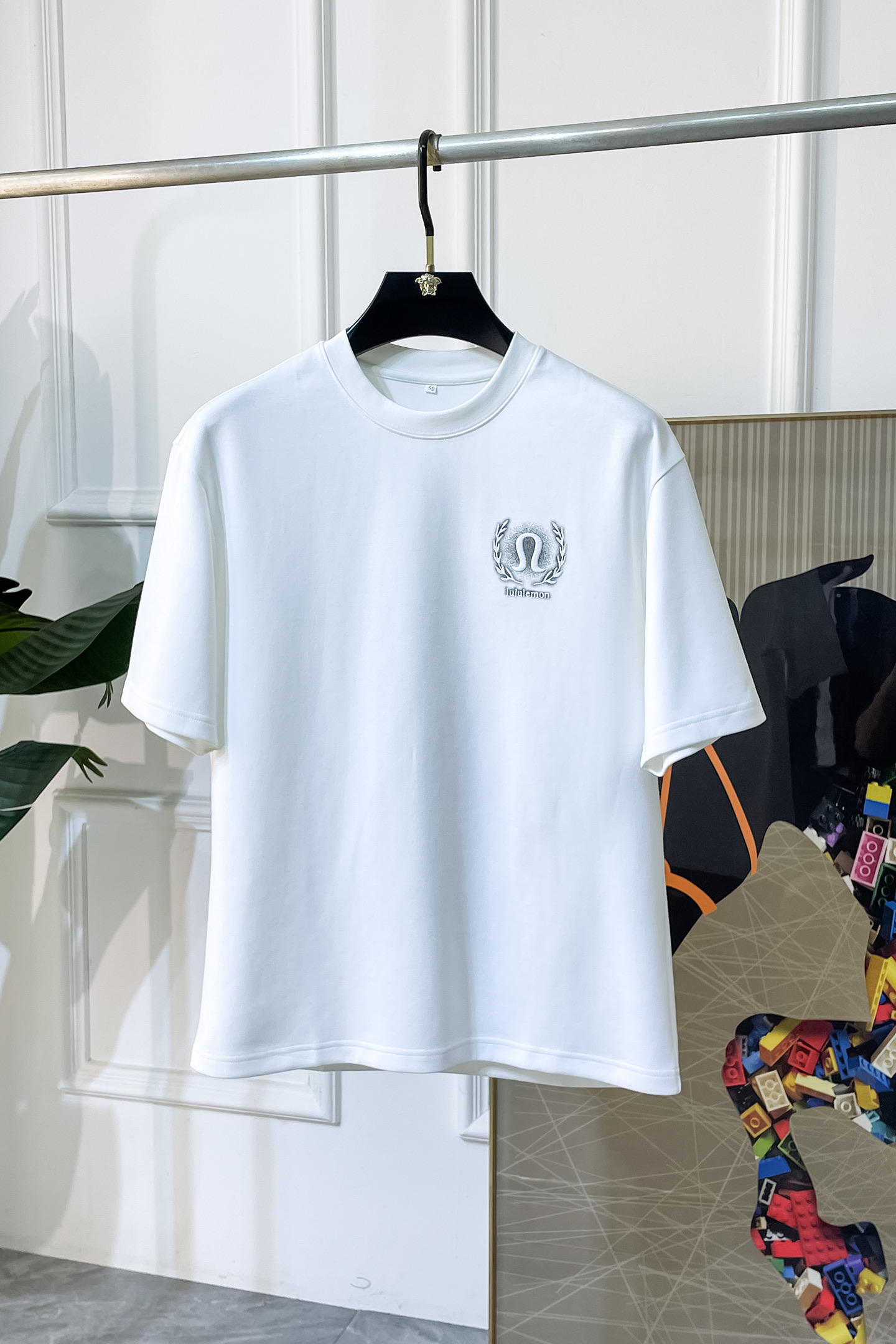 NO:528504,Lulu-2025ss autumn and winter half-sleeved knitted sweater series!  Casual business wear, essential for inner wear, selected top-split modal blend fabric, the fabric feels delicate, close-fitting and comfortable without thorning, the upper body style is good, warm, the counter logo design is very unique, male gods, don’t miss it!  Size M-3XL, alexander wang19860909Lulu-2025ss秋冬半袖针织毛衫系列！休闲商务外穿 内搭必备款,精选上等-精纺莫代尔混纺面料,面料手感细腻,贴身舒适不扎肉,上身版型好 穿着保暖,专柜标志设计非常独特,男神们别错过！ 尺码 M-3XL,,alexander wang,Men's clothing