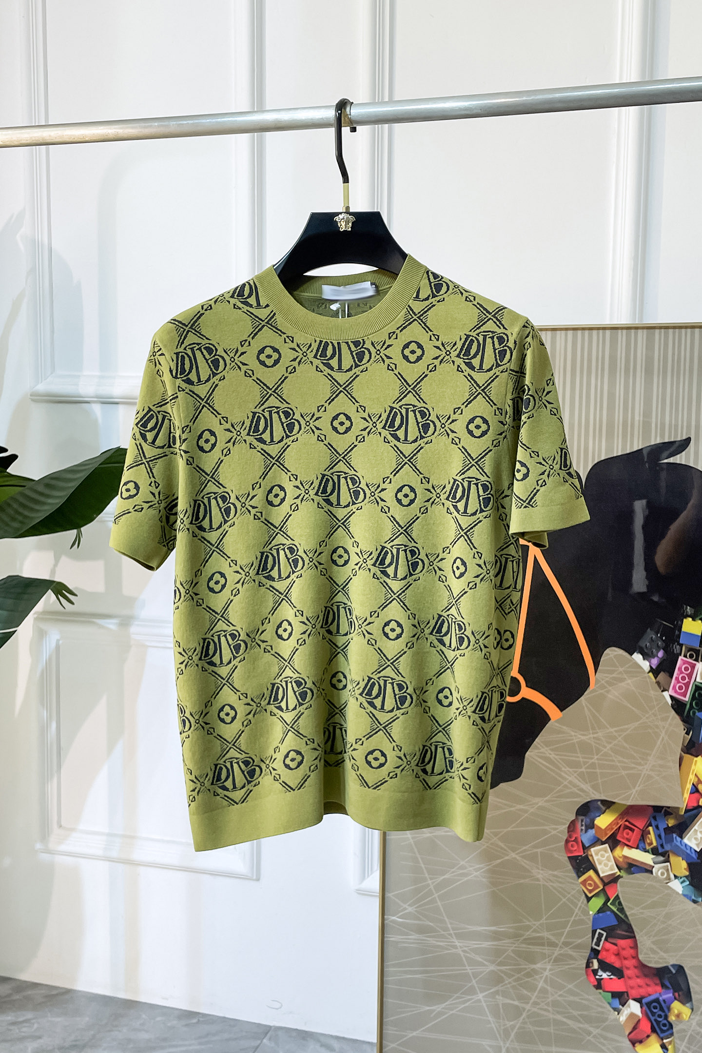 NO:529805,LV-ss autumn and winter half-sleeved knitted sweater series!  Casual business wear, essential for inner wear, selected top-grade - worsted mulberry silk blended fabric, delicate feel, close-fitting and comfortable without tying, good upper body style, warm wear, the counter logo design is very unique, male gods, don’t miss it!  Size M-3XL, louis vuitton,alexander wang19860909LV-ss秋冬半袖针织毛衫系列！休闲商务外穿 内搭必备款,精选上等-精纺桑蚕丝混纺面料,面料手感细腻,贴身舒适不扎肉,上身版型好 穿着保暖,专柜标志设计非常独特,男神们别错过！ 尺码 M-3XL,,louis vuitton,alexander wang,Men's clothing