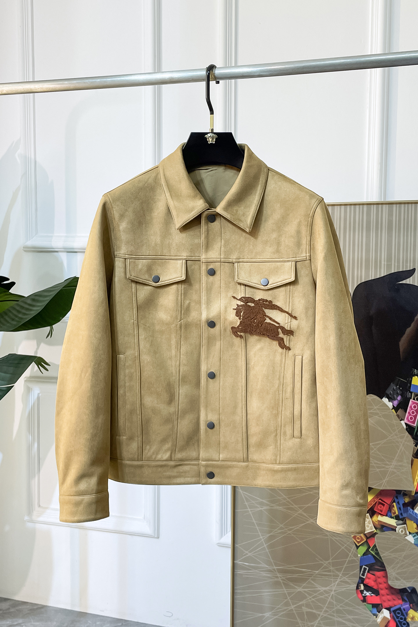 NO:526393,Burberry - 2025ss autumn and winter hot-sized suede jacket, customized high-quality polyester fiber fabric!  Top-level fashion brand elements logo design, complete with three standards!  The original hardware and accessories have smooth lines and exquisite craftsmanship, excellent upper body style, comfortable fabric, windproof and warm, and casual matching are very fashionable, handsome, casual and fashionable men's must-have!  Size M-3XL can wear up to 190 catties!  ,burberry,jackets & coats,chamois leather,alexander wang19860909巴宝莉 - 2025ss秋冬大爆款精品麂皮绒夹克,定制高品质聚酯纤维面料！顶级时尚大牌元素logo设计,三标齐全！原版五金辅料,线条流畅,工艺精致,上身版型超赞,面料舒适,挡风保暖,随意搭配都非常时尚帅气休闲时尚男仕必备款哦！尺码M-3XL 最大可穿190斤！,,burberry,jackets & coats,chamois leather,alexander wang,Men's clothing