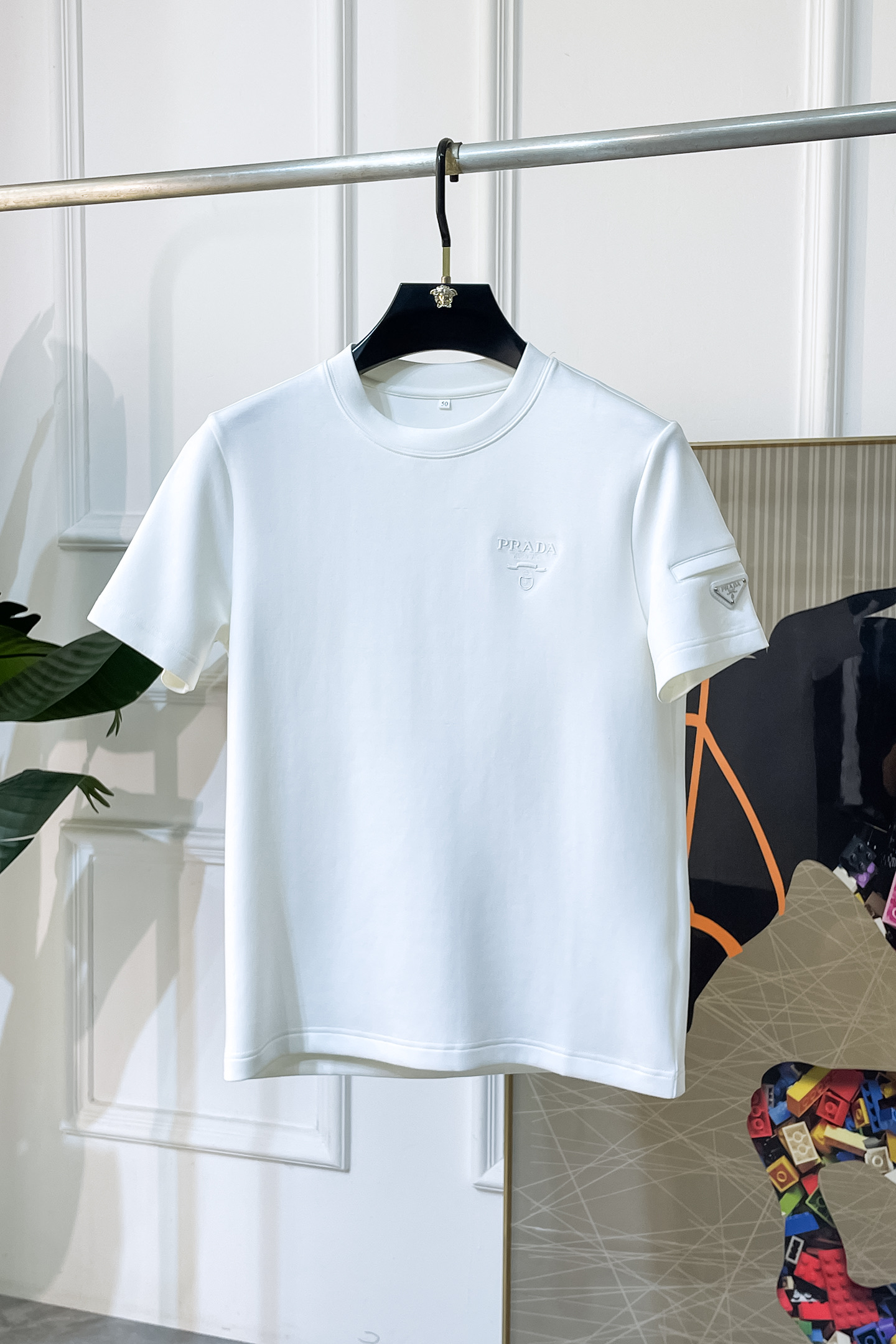 NO:529804,Prada -ss autumn and winter half-sleeved knitted sweater series!  Casual business wear, essential for inner wear, selected top-split modal blend fabric, the fabric feels delicate, close-fitting and comfortable without thorning, the upper body style is good, warm, the counter logo design is very unique, male gods, don’t miss it!  Size M-3XL, prada,alexander wang19860909普拉达 -ss秋冬半袖针织毛衫系列！休闲商务外穿 内搭必备款,精选上等-精纺莫代尔混纺面料,面料手感细腻,贴身舒适不扎肉,上身版型好 穿着保暖,专柜标志设计非常独特,男神们别错过！ 尺码 M-3XL,,prada,alexander wang,Men's clothing