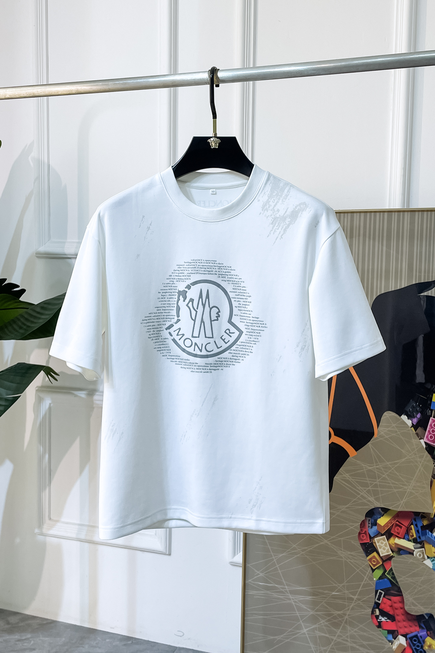 NO:529802,Covered -ss autumn and winter half-sleeved knitted sweater series!  Casual business wear, essential for inner wear, selected top-split modal blend fabric, the fabric feels delicate, close-fitting and comfortable without thorning, the upper body style is good, warm, the counter logo design is very unique, male gods, don’t miss it!  Size M-3XL, Moncler,alexander wang19860909蒙口 -ss秋冬半袖针织毛衫系列！休闲商务外穿 内搭必备款,精选上等-精纺莫代尔混纺面料,面料手感细腻,贴身舒适不扎肉,上身版型好 穿着保暖,专柜标志设计非常独特,男神们别错过！ 尺码 M-3XL,,Moncler,alexander wang,Men's clothing