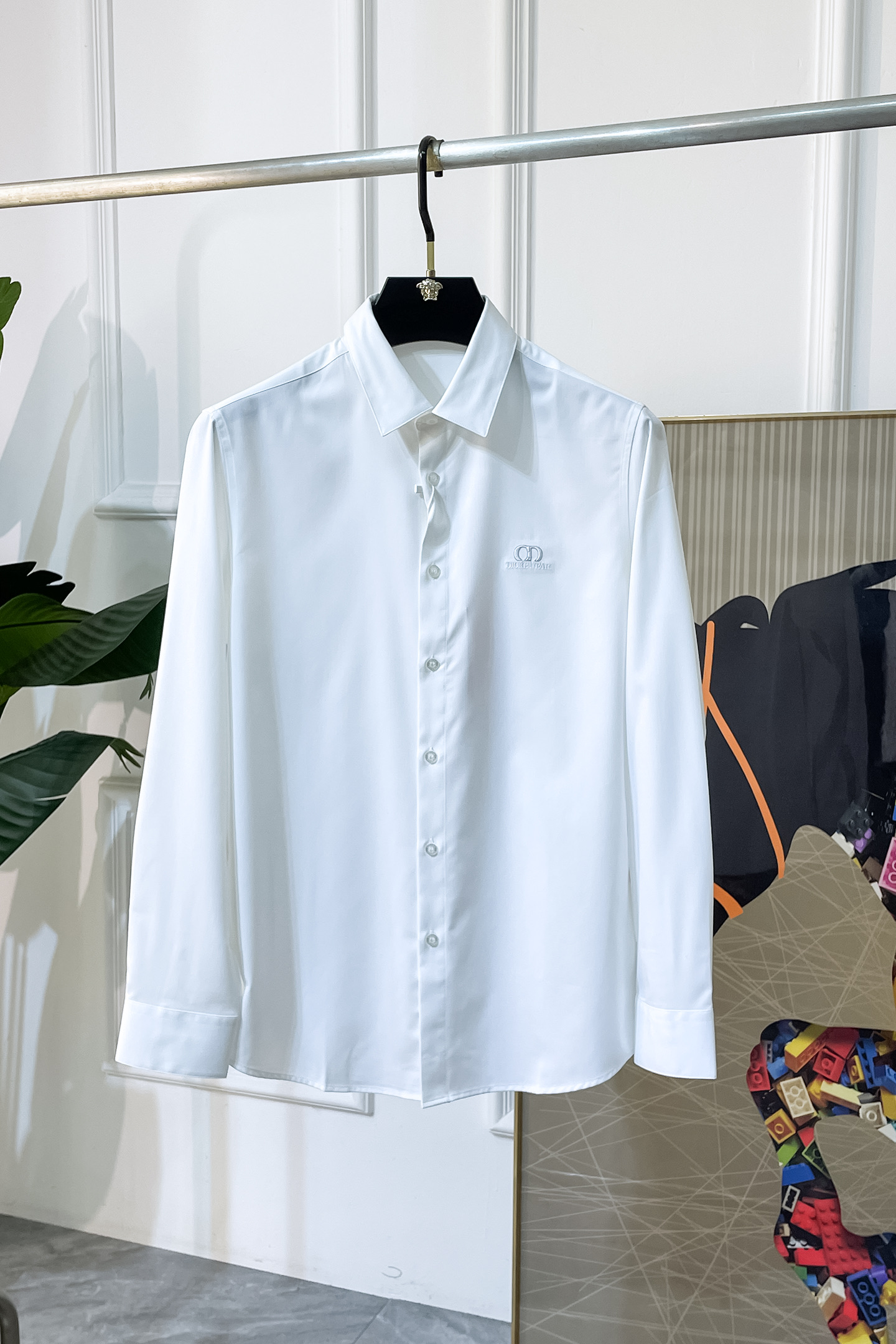 NO:526388,Dior-2025ss fashion hits high-quality long-sleeved shirts, trading company channel goods, perfect quality, belonging to the cabinet level, predictable hot product, high-end customized imported high-end cotton blend fabric, master-level tailoring, invincible texture, excellent skin-friendly, very outstanding aesthetic design, exquisite craftsmanship, smooth lines, perfect matching!  Easy to upgrade the sense of fashion, with high recognition, excellent upper body effect, extremely exquisite workmanship, neat and meticulous routes, and can be matched for business or daily leisure!  Counter size M-3XL, dior,shirts,alexander wang19860909迪奥- 2025ss时尚大爆款精品长袖衬衫,贸易公司渠道货,品相完美如斯,属于入柜级别,可预见性的爆款,高级定制进口高级棉混纺面料,大师级剪裁,质感无敌,亲肤性极佳,非常出彩的美学设计,工艺精湛,线条流畅,完美搭配！轻松将时髦感进阶,有着高强辨识度,上身效果超赞,做工极为考究严谨,走线工整细致,商务抑或日常休闲均可搭配！专柜尺码 M-3XL,,dior,shirts,alexander wang,Men's clothing