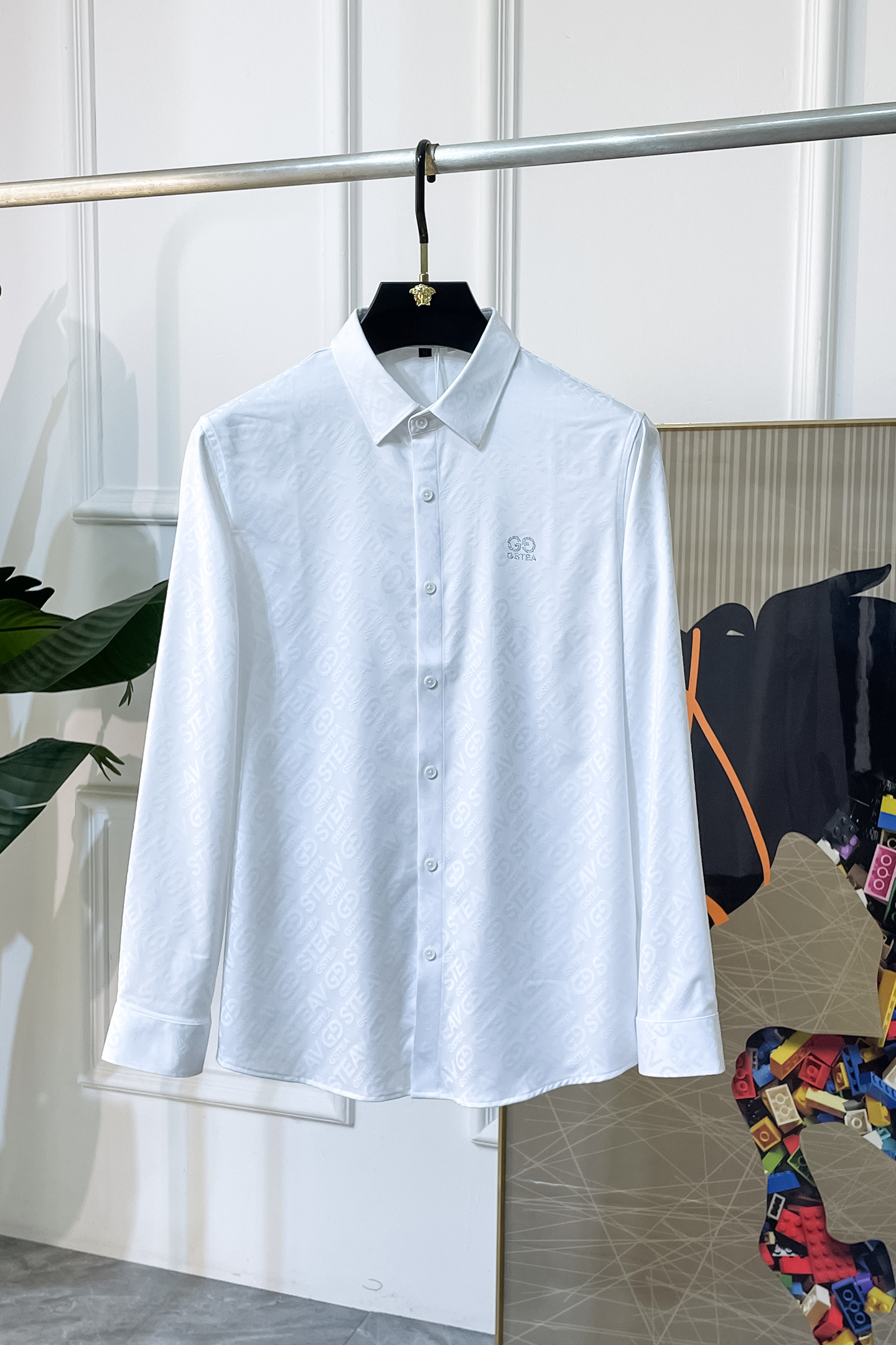 NO:526381,Guqi - 2025ss fashion hit long-sleeved shirt, trading company channel goods, perfect quality, belonging to the cabinet level, predictable hot product, high-end customized imported high-end cotton blend fabric, master-level tailoring, invincible texture, excellent skin-friendly, very outstanding aesthetic design, exquisite craftsmanship, smooth lines, perfect matching!  Easy to upgrade the sense of fashion, with high recognition, excellent upper body effect, extremely exquisite workmanship, neat and meticulous routes, and can be matched for business or daily leisure!  Counter size M-3XL,shirts,alexander wang19860909古奇 - 2025ss时尚大爆款精品长袖衬衫,贸易公司渠道货,品相完美如斯,属于入柜级别,可预见性的爆款,高级定制进口高级棉混纺面料,大师级剪裁,质感无敌,亲肤性极佳,非常出彩的美学设计,工艺精湛,线条流畅,完美搭配！轻松将时髦感进阶,有着高强辨识度,上身效果超赞,做工极为考究严谨,走线工整细致,商务抑或日常休闲均可搭配！专柜尺码 M-3XL,,shirts,alexander wang,Men's clothing