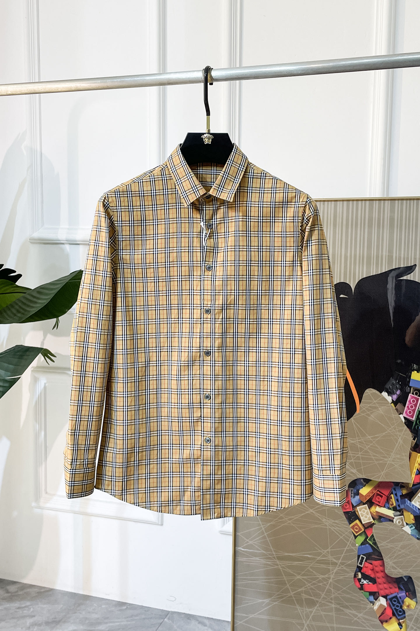 NO:526379,Burberry - 2025ss fashion hit long-sleeved shirt, trading company channel goods, perfect quality, belonging to the cabinet level, predictable hot product, high-end customized imported high-end cotton blend fabric, master-level tailoring, invincible texture, excellent skin-friendly, very outstanding aesthetic design, exquisite craftsmanship, smooth lines, perfect matching!  Easy to upgrade the sense of fashion, with high recognition, excellent upper body effect, extremely exquisite workmanship, neat and meticulous routes, and can be matched for business or daily leisure!  Counter size M-3XL, burberry,shirts,alexander wang19860909巴宝莉 - 2025ss时尚大爆款精品长袖衬衫,贸易公司渠道货,品相完美如斯,属于入柜级别,可预见性的爆款,高级定制进口高级棉混纺面料,大师级剪裁,质感无敌,亲肤性极佳,非常出彩的美学设计,工艺精湛,线条流畅,完美搭配！轻松将时髦感进阶,有着高强辨识度,上身效果超赞,做工极为考究严谨,走线工整细致,商务抑或日常休闲均可搭配！专柜尺码 M-3XL,,burberry,shirts,alexander wang,Men's clothing