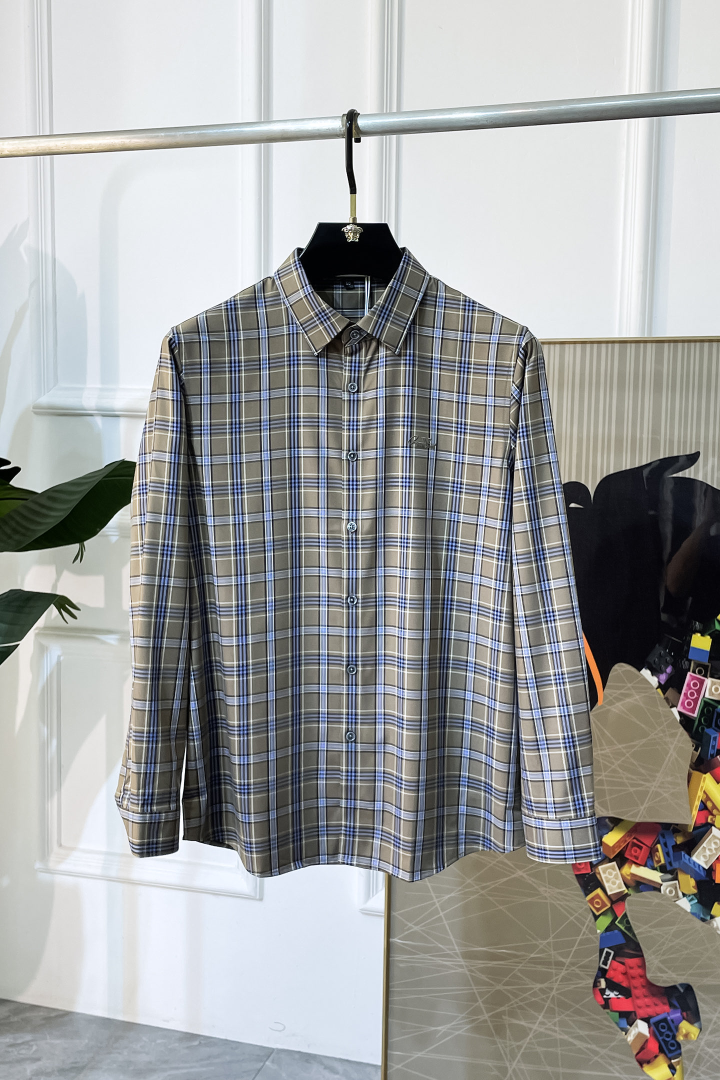 NO:526384,Burberry- 2025ss fashion hit long-sleeved shirt, trading company channel goods, perfect quality, belonging to the cabinet level, predictable hot product, high-end customized imported high-end cotton blend fabric, master-level tailoring, invincible texture, excellent skin-friendly, very outstanding aesthetic design, exquisite craftsmanship, smooth lines, perfect matching!  Easy to upgrade the sense of fashion, with high recognition, excellent upper body effect, extremely exquisite workmanship, neat and meticulous routes, and can be matched for business or daily leisure!  Counter size M-3XL, burberry,shirts,alexander wang19860909巴宝莉- 2025ss时尚大爆款精品长袖衬衫,贸易公司渠道货,品相完美如斯,属于入柜级别,可预见性的爆款,高级定制进口高级棉混纺面料,大师级剪裁,质感无敌,亲肤性极佳,非常出彩的美学设计,工艺精湛,线条流畅,完美搭配！轻松将时髦感进阶,有着高强辨识度,上身效果超赞,做工极为考究严谨,走线工整细致,商务抑或日常休闲均可搭配！专柜尺码 M-3XL,,burberry,shirts,alexander wang,Men's clothing