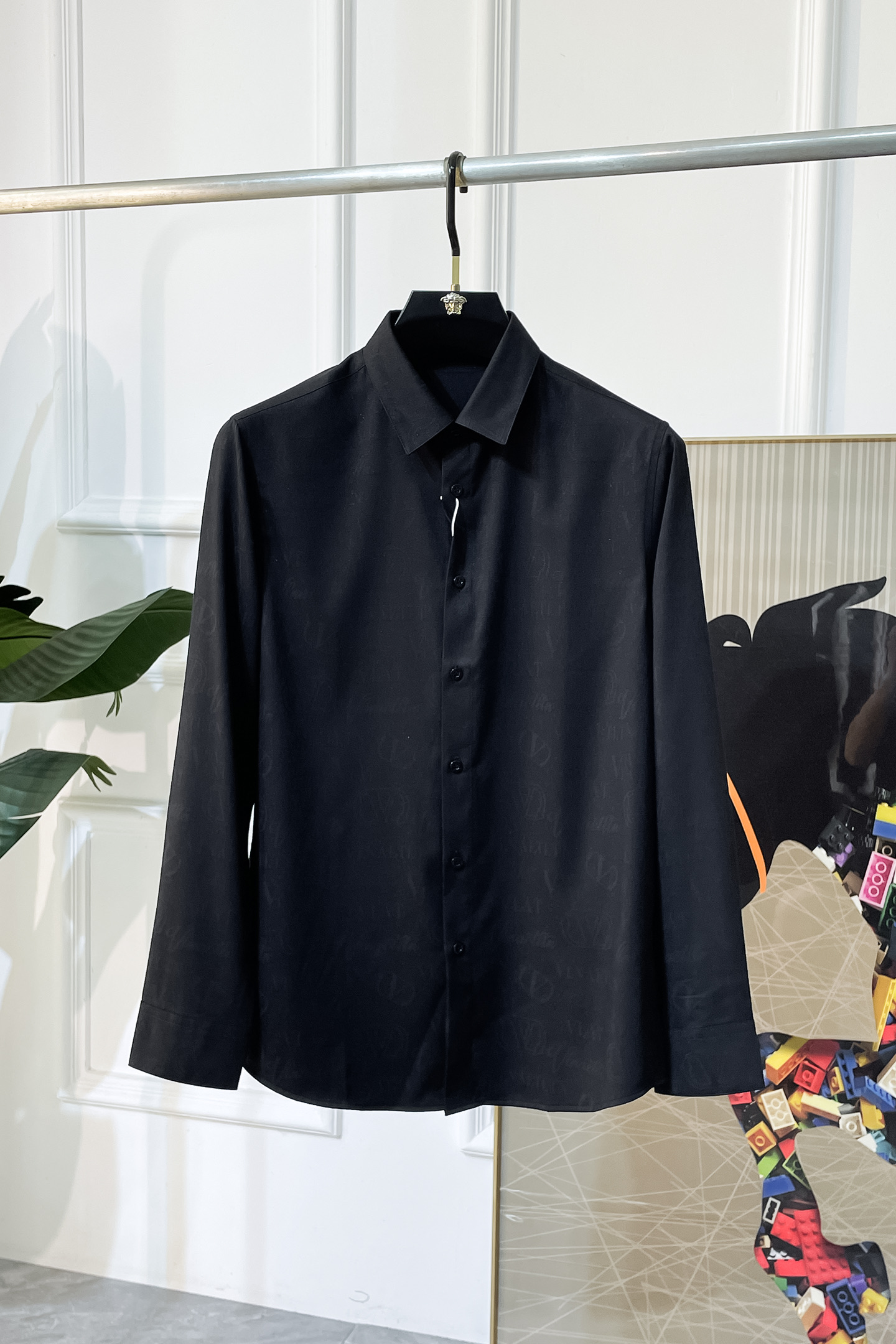 NO:526386,Valentino - 2025ss fashion hit long-sleeved shirt, trading company channel goods, perfect appearance, belonging to the cabinet level, predictable hot product, high-end custom imported high-end cotton blend fabric, master-level tailoring, invincible texture, excellent skin-friendly, very outstanding aesthetic design, exquisite craftsmanship, smooth lines, perfect matching!  Easy to upgrade the sense of fashion, with high recognition, excellent upper body effect, extremely exquisite workmanship, neat and meticulous routes, and can be matched for business or daily leisure!  Counter size M-3XL, valentino,shirts,alexander wang19860909华伦天奴 - 2025ss时尚大爆款精品长袖衬衫,贸易公司渠道货,品相完美如斯,属于入柜级别,可预见性的爆款,高级定制进口高级棉混纺面料,大师级剪裁,质感无敌,亲肤性极佳,非常出彩的美学设计,工艺精湛,线条流畅,完美搭配！轻松将时髦感进阶,有着高强辨识度,上身效果超赞,做工极为考究严谨,走线工整细致,商务抑或日常休闲均可搭配！专柜尺码 M-3XL,,valentino,shirts,alexander wang,Men's clothing