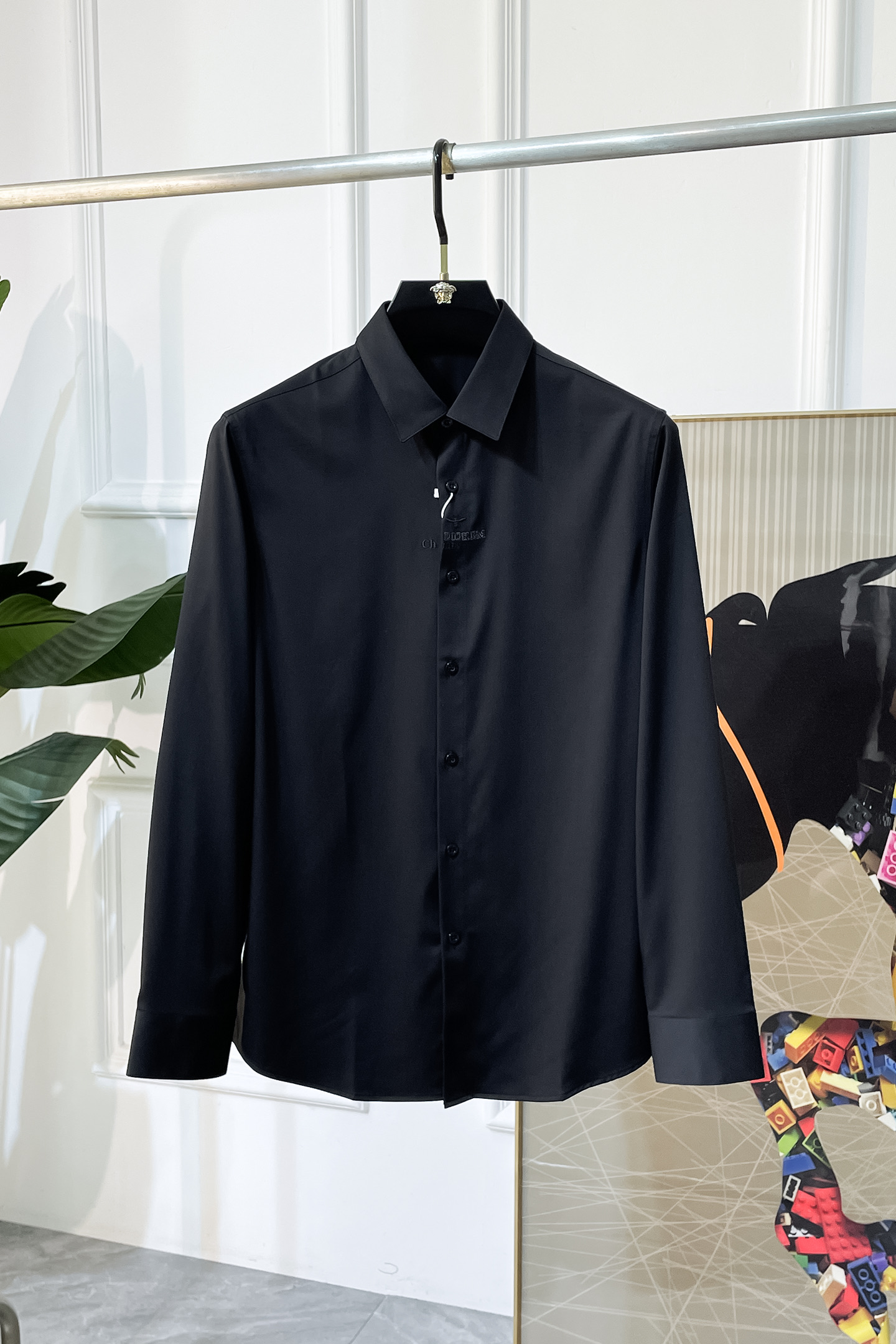 NO:526385,Dior-2025ss fashion hits high-quality long-sleeved shirts, trading company channel goods, perfect quality, belonging to the cabinet level, predictable hot product, high-end customized imported high-end cotton blend fabric, master-level tailoring, invincible texture, excellent skin-friendly, very outstanding aesthetic design, exquisite craftsmanship, smooth lines, perfect matching!  Easy to upgrade the sense of fashion, with high recognition, excellent upper body effect, extremely exquisite workmanship, neat and meticulous routes, and can be matched for business or daily leisure!  Counter size M-3XL, dior,shirts,alexander wang19860909迪奥- 2025ss时尚大爆款精品长袖衬衫,贸易公司渠道货,品相完美如斯,属于入柜级别,可预见性的爆款,高级定制进口高级棉混纺面料,大师级剪裁,质感无敌,亲肤性极佳,非常出彩的美学设计,工艺精湛,线条流畅,完美搭配！轻松将时髦感进阶,有着高强辨识度,上身效果超赞,做工极为考究严谨,走线工整细致,商务抑或日常休闲均可搭配！专柜尺码 M-3XL,,dior,shirts,alexander wang,Men's clothing