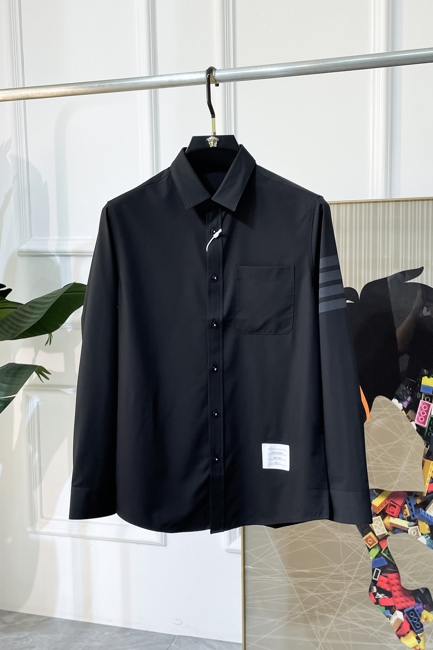 NO:526382,High-quality TB - 2025ss fashion hit long-sleeved shirt, trading company channel goods, perfect quality, belonging to the cabinet level, predictable hot product, high-quality custom imported high-end cotton blend fabric, master-level tailoring, invincible texture, excellent skin-friendly, very outstanding aesthetic design, exquisite craftsmanship, smooth lines, perfect matching!  Easy to upgrade the sense of fashion, with high recognition, excellent upper body effect, extremely exquisite workmanship, neat and meticulous routes, and can be matched for business or daily leisure!  Counter size M-3XL,shirts,alexander wang19860909高品质 TB - 2025ss时尚大爆款精品长袖衬衫,贸易公司渠道货,品相完美如斯,属于入柜级别,可预见性的爆款,高级定制进口高级棉混纺面料,大师级剪裁,质感无敌,亲肤性极佳,非常出彩的美学设计,工艺精湛,线条流畅,完美搭配！轻松将时髦感进阶,有着高强辨识度,上身效果超赞,做工极为考究严谨,走线工整细致,商务抑或日常休闲均可搭配！专柜尺码 M-3XL,,shirts,alexander wang,Men's clothing