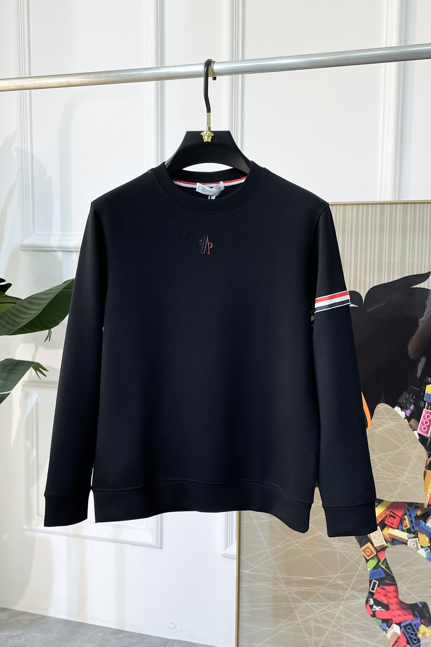 NO:528501,The 2025ss autumn new style, the highest version of the fashionable pullover sweater, a must-have classic work every year. It is favored and praised by major stars. It is selected with high-end European cotton blend fabrics, heavy craftsmanship production, original hardware and auxiliary material logo design, soft and smooth, and dense texture!  Fashionable and stylish upper body!  One of the impeccable must-choose styles for autumn!  M-3XL, Moncler, hoodie, sweatshirts, alexander wang19860909蒙口 - 2025ss秋季大爆新款,最高版本时尚套头卫衣、每年必出的经典之作.受各大明星的青睐推崇,精选高端欧棉混纺面料,重工艺制作,原版五金辅料logo设计,柔软顺滑,质地密实！上身时尚有型！秋季无可挑剔必选款式之一！M-3XL,,Moncler,hoodie,sweatshirts,alexander wang,Men's clothing