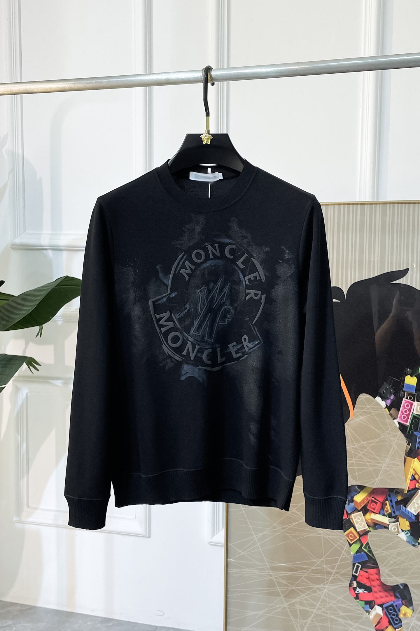 NO:526373,The 2025ss autumn new style, the highest version of the fashionable pullover sweater, a must-have classic work every year. It is favored and praised by major stars. It is selected with high-end European cotton blend fabrics, heavy craftsmanship production, original hardware and auxiliary material logo design, soft and smooth, and dense texture!  Fashionable and stylish upper body!  One of the impeccable must-choose styles for autumn!  M-3XL, Moncler, hoodie, sweatshirts, alexander wang19860909蒙口 - 2025ss秋季大爆新款,最高版本时尚套头卫衣、每年必出的经典之作.受各大明星的青睐推崇,精选高端欧棉混纺面料,重工艺制作,原版五金辅料logo设计,柔软顺滑,质地密实！上身时尚有型！秋季无可挑剔必选款式之一！M-3XL,,Moncler,hoodie,sweatshirts,alexander wang,Men's clothing