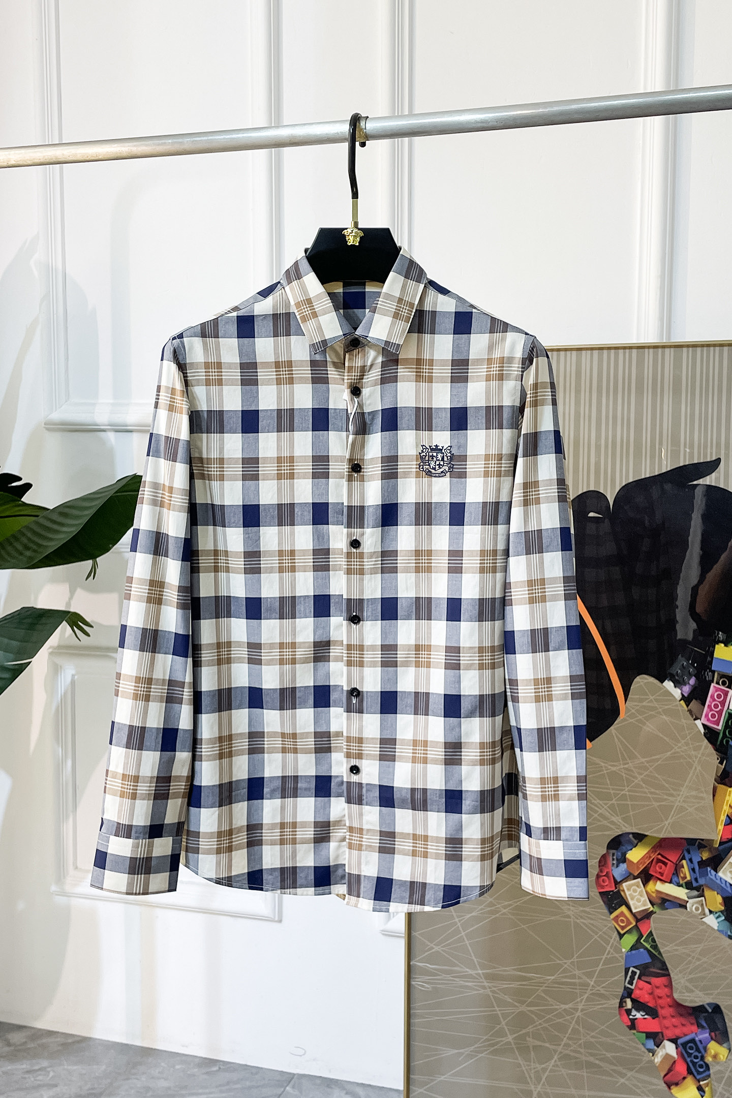 NO:526383,Burberry - 2025ss fashion hit long-sleeved shirt, trading company channel goods, perfect quality, belonging to the cabinet level, predictable hot product, high-end customized imported high-end cotton blend fabric, master-level tailoring, invincible texture, excellent skin-friendly, very outstanding aesthetic design, exquisite craftsmanship, smooth lines, perfect matching!  Easy to upgrade the sense of fashion, with high recognition, excellent upper body effect, extremely exquisite workmanship, neat and meticulous routes, and can be matched for business or daily leisure!  Counter size M-3XL, burberry,shirts,alexander wang19860909巴宝莉 - 2025ss时尚大爆款精品长袖衬衫,贸易公司渠道货,品相完美如斯,属于入柜级别,可预见性的爆款,高级定制进口高级棉混纺面料,大师级剪裁,质感无敌,亲肤性极佳,非常出彩的美学设计,工艺精湛,线条流畅,完美搭配！轻松将时髦感进阶,有着高强辨识度,上身效果超赞,做工极为考究严谨,走线工整细致,商务抑或日常休闲均可搭配！专柜尺码 M-3XL,,burberry,shirts,alexander wang,Men's clothing