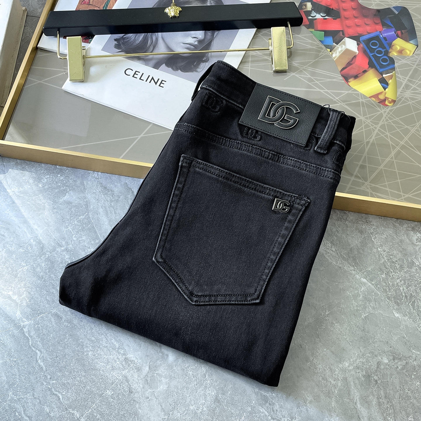 NO:527441,DG - Ss Snake Year Autumn and Winter Jeans. Original 1:1 production, perfect choice for daily life, simple, atmospheric, fashionable and stylish, customized imported tannin fabric, heavy industry washing process, complex and exquisite workmanship. Easy to cater to the needs of all seasons, soft and elastic, smooth and neat, original auxiliary hardware, comfortable and easy to match on the upper body, durable code number 29-38, jeans, alexander wang19860909DG - ss蛇年秋冬牛仔裤.原单1:1制作,日常必备的完美之选,简单大气亦时尚有型,定制进口丹宁面料 ,重工洗水工艺,做工复杂工艺精湛.轻松迎合四季需要,手感柔软带弹力,流畅利落,原版辅料五金,上身舒适非常易搭耐看码数29-38,,jeans,alexander wang,Men's clothing