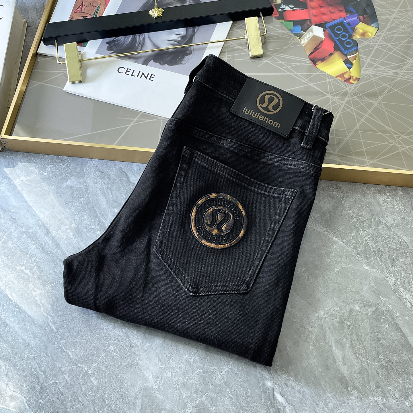 NO:526340,Lulu - 2025ss Snake Year Autumn and Winter Jeans. Original 1:1 production, perfect choice for daily life, simple, atmospheric, fashionable and stylish, customized imported tannin fabric, heavy industry washing process, complex and exquisite workmanship. Easy to meet the needs of the four seasons, soft and elastic, smooth and neat, original auxiliary materials, comfortable and easy to match, durable code number 29-38, jeans, alexander wang19860909Lulu - 2025ss蛇年秋冬牛仔裤.原单1:1制作,日常必备的完美之选,简单大气亦时尚有型,定制进口丹宁面料 ,重工洗水工艺,做工复杂工艺精湛.轻松迎合四季需要,手感柔软带弹力,流畅利落,原版辅料五金,上身舒适非常易搭耐看码数29-38,,jeans,alexander wang,Men's clothing