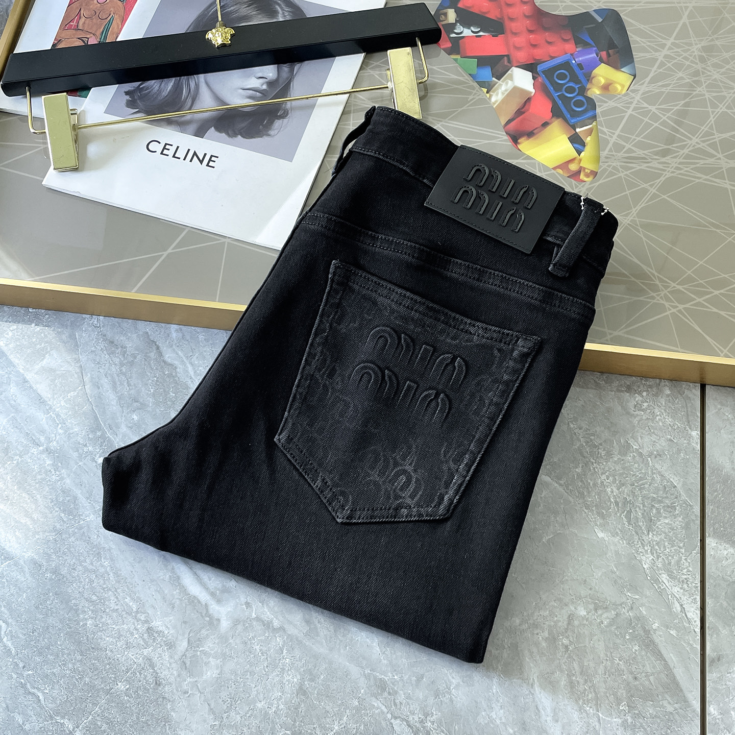 NO:526342,Fall and fall jeans in 2025ss Snake Year Autumn and Winter. Original 1:1 production, perfect choice for daily life, simple, atmospheric, fashionable and stylish, customized imported tannin fabric, heavy industry washing process, complex and exquisite workmanship. Easy to cater to the needs of all seasons, soft and elastic, smooth and neat, original auxiliary materials, comfortable and easy to match on the upper body, durable code number 29-38, jeans, alexander wang19860909谬谬 - 2025ss蛇年秋冬牛仔裤.原单1:1制作,日常必备的完美之选,简单大气亦时尚有型,定制进口丹宁面料 ,重工洗水工艺,做工复杂工艺精湛.轻松迎合四季需要,手感柔软带弹力,流畅利落,原版辅料五金,上身舒适非常易搭耐看码数29-38,,jeans,alexander wang,Men's clothing