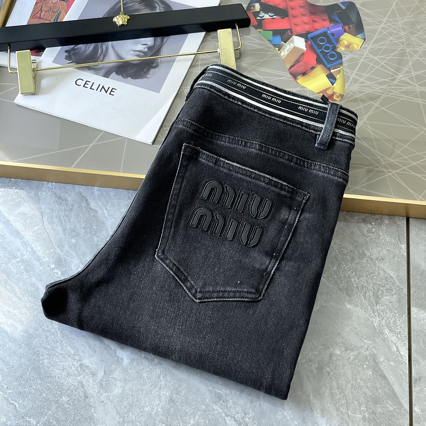 NO:527497,Fall and fall-winter jeans in the year of Ss Snake. Original 1:1 production, perfect choice for daily life, simple, elegant, fashionable and stylish, customized imported tannin fabric, heavy industry washing process, complex and exquisite workmanship. Easy to cater to the needs of all seasons, soft and elastic, smooth and neat, original auxiliary materials, comfortable and easy to match on the upper body, durable code number 29-38, jeans, alexander wang19860909谬谬 - ss蛇年秋冬牛仔裤.原单1:1制作,日常必备的完美之选,简单大气亦时尚有型,定制进口丹宁面料 ,重工洗水工艺,做工复杂工艺精湛.轻松迎合四季需要,手感柔软带弹力,流畅利落,原版辅料五金,上身舒适非常易搭耐看码数29-38,,jeans,alexander wang,Men's clothing